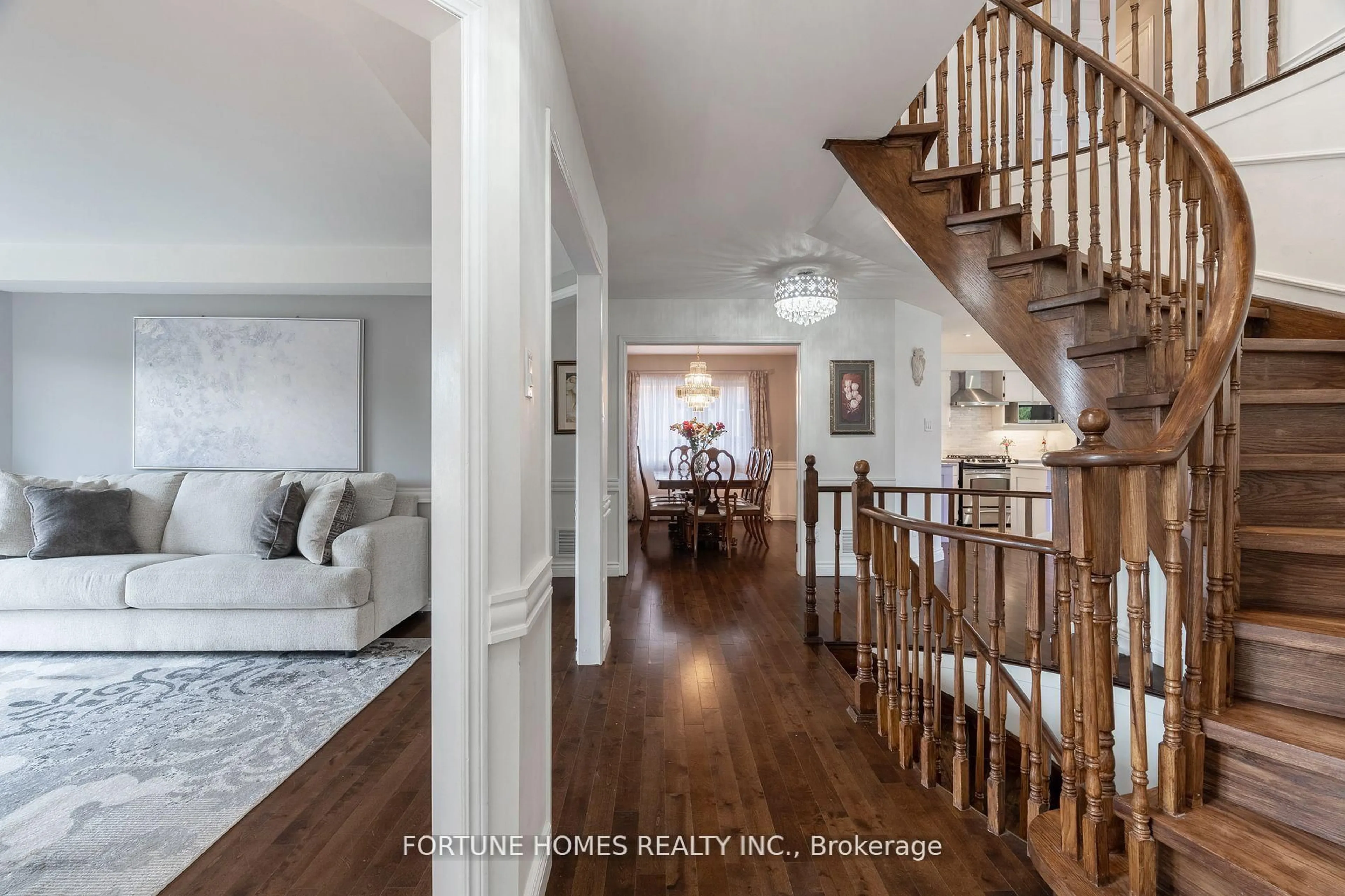Indoor entryway for 14 Shadywood Rd, Brampton Ontario L6Z 4M6