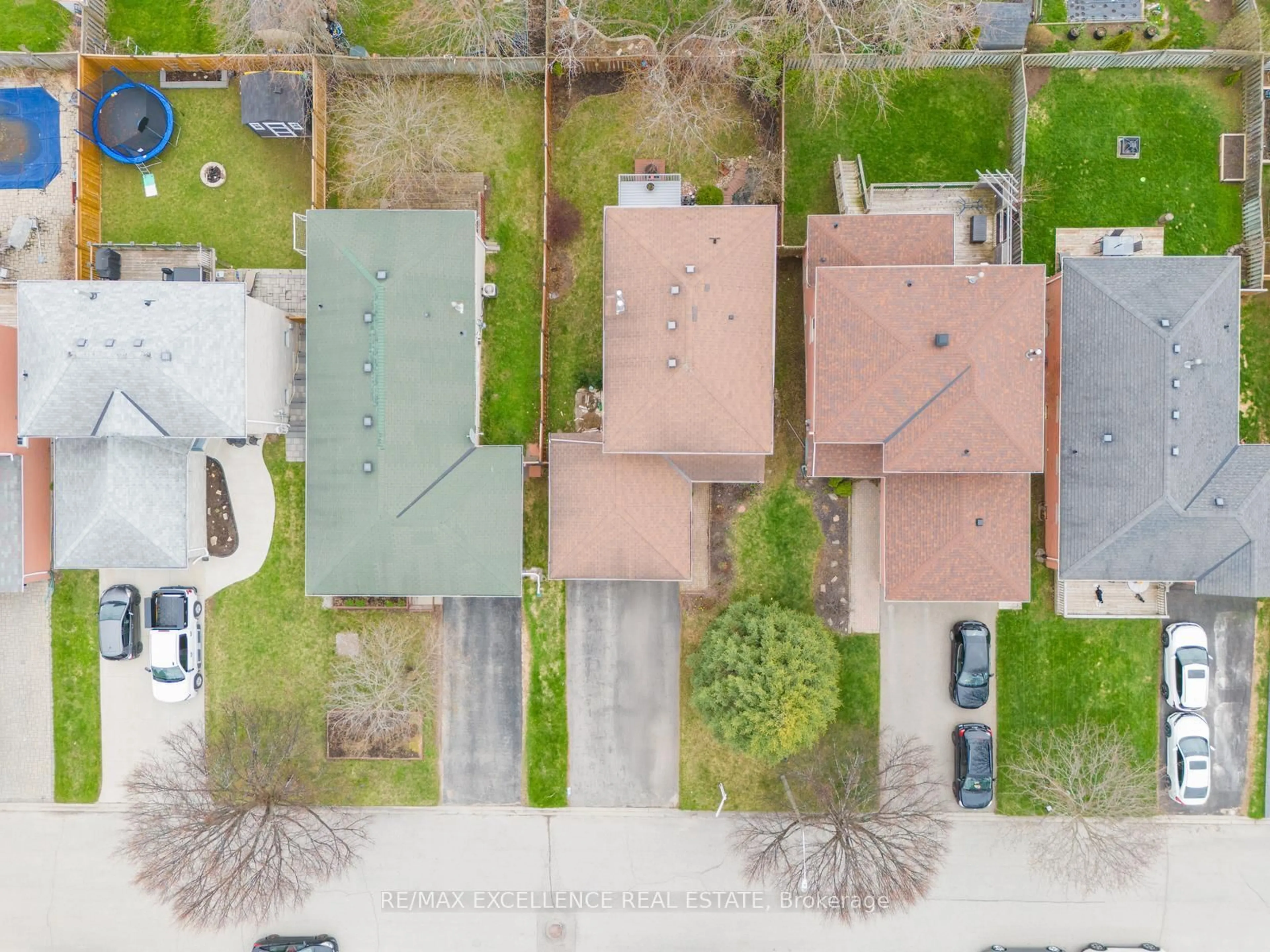 A pic from outside/outdoor area/front of a property/back of a property/a pic from drone, street for 324 Bailey Dr, Orangeville Ontario L9W 4M3
