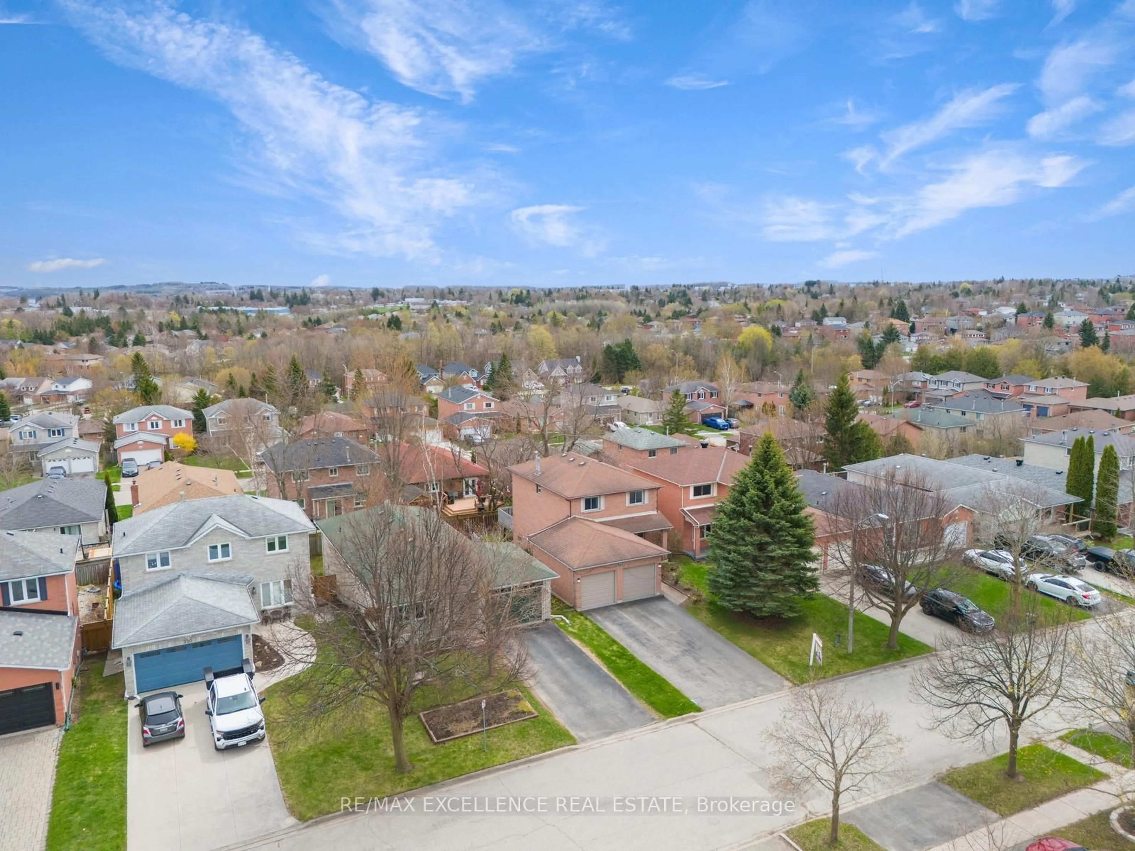 A pic from outside/outdoor area/front of a property/back of a property/a pic from drone, street for 324 Bailey Dr, Orangeville Ontario L9W 4M3