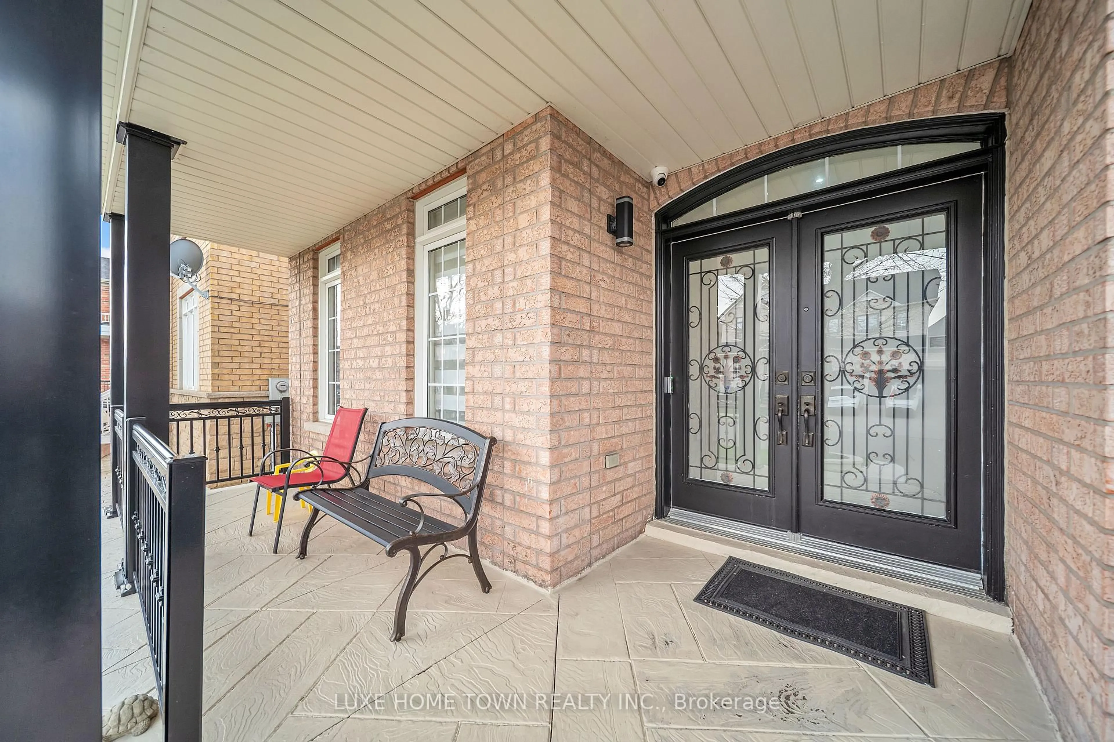 Indoor entryway for 26 Bluffwood Cres Cres, Brampton Ontario L6P 2P3