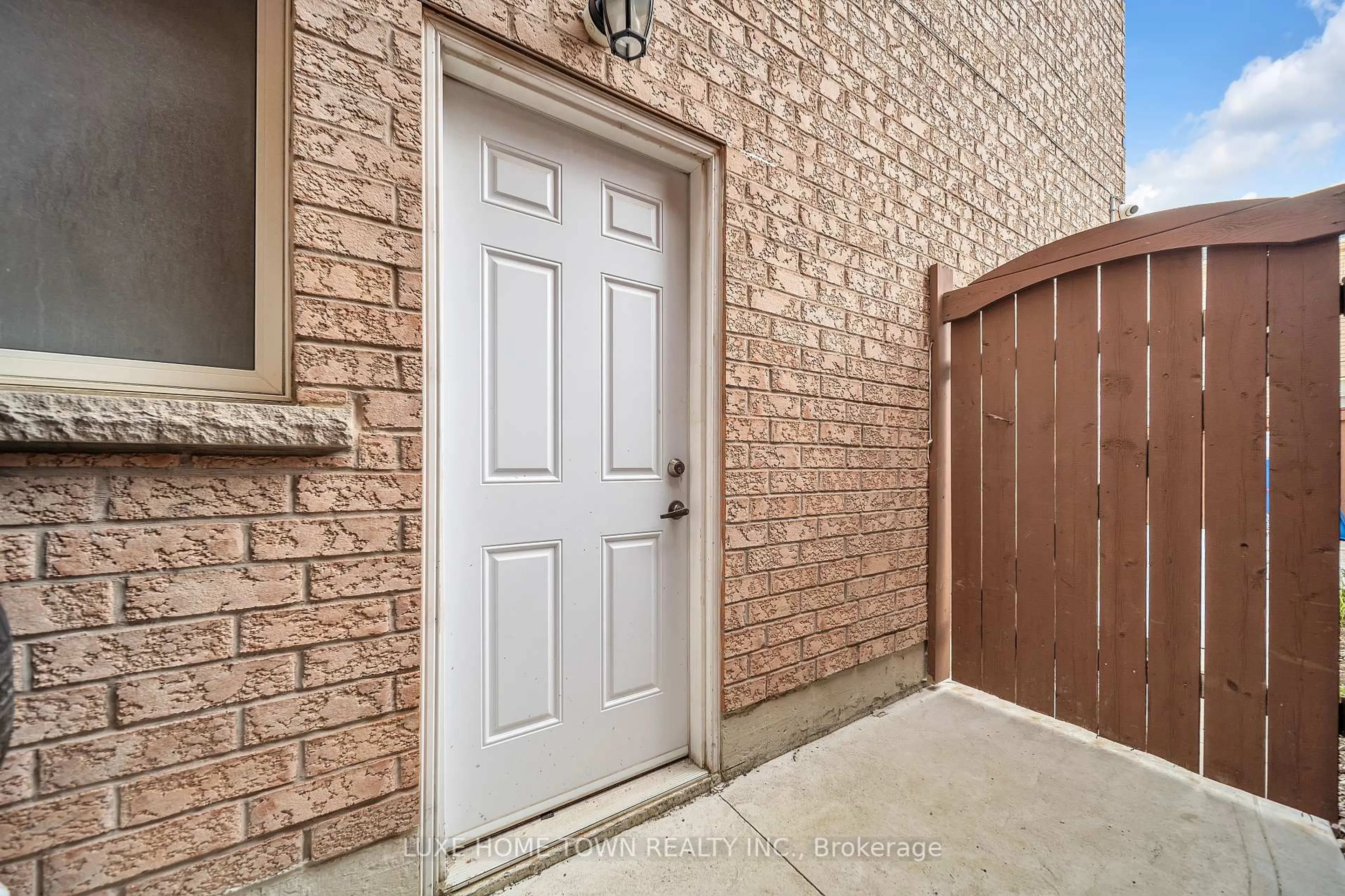 Indoor entryway for 26 Bluffwood Cres Cres, Brampton Ontario L6P 2P3