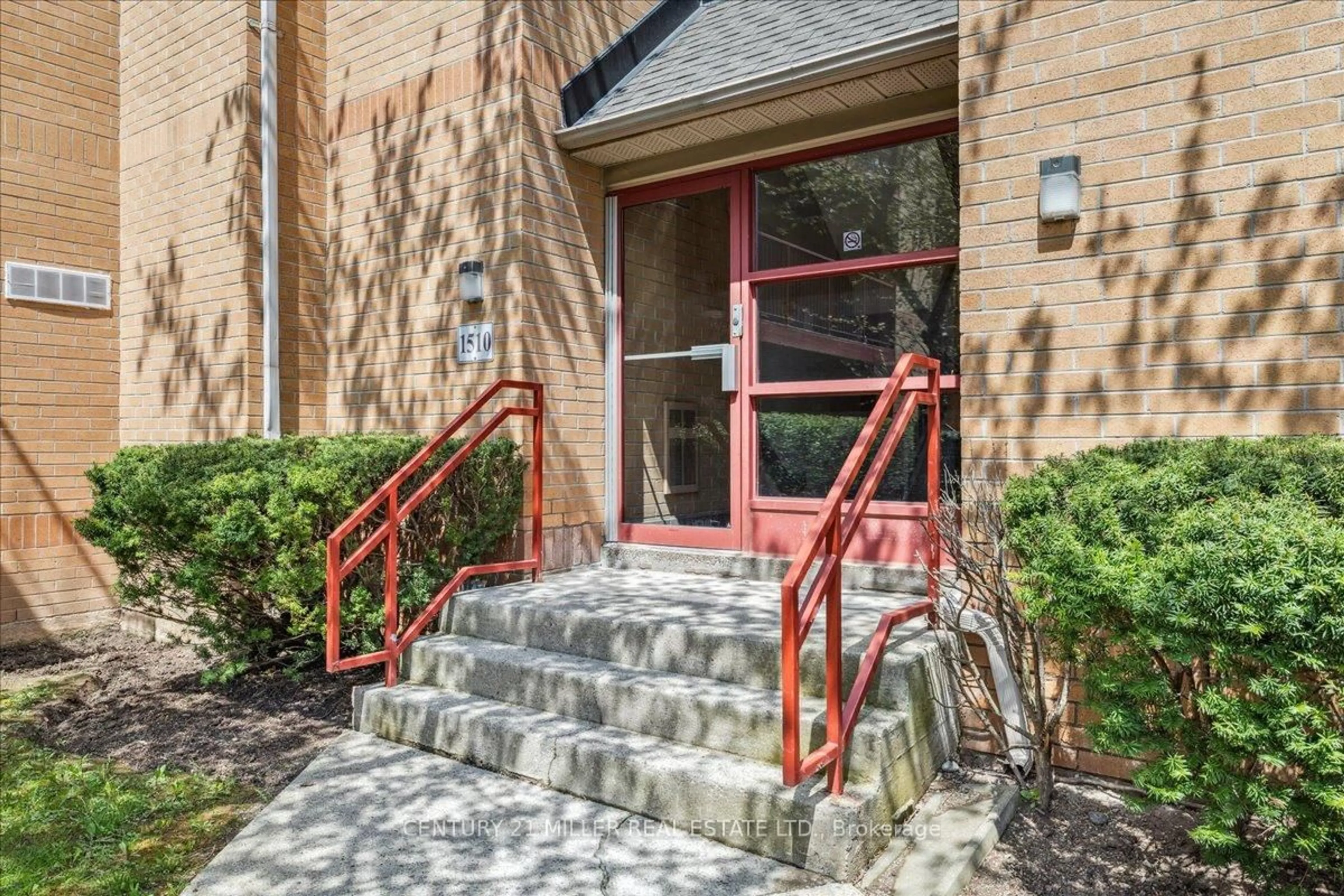 Indoor foyer for 1510 Pilgrims Way #713, Oakville Ontario L6M 3H1