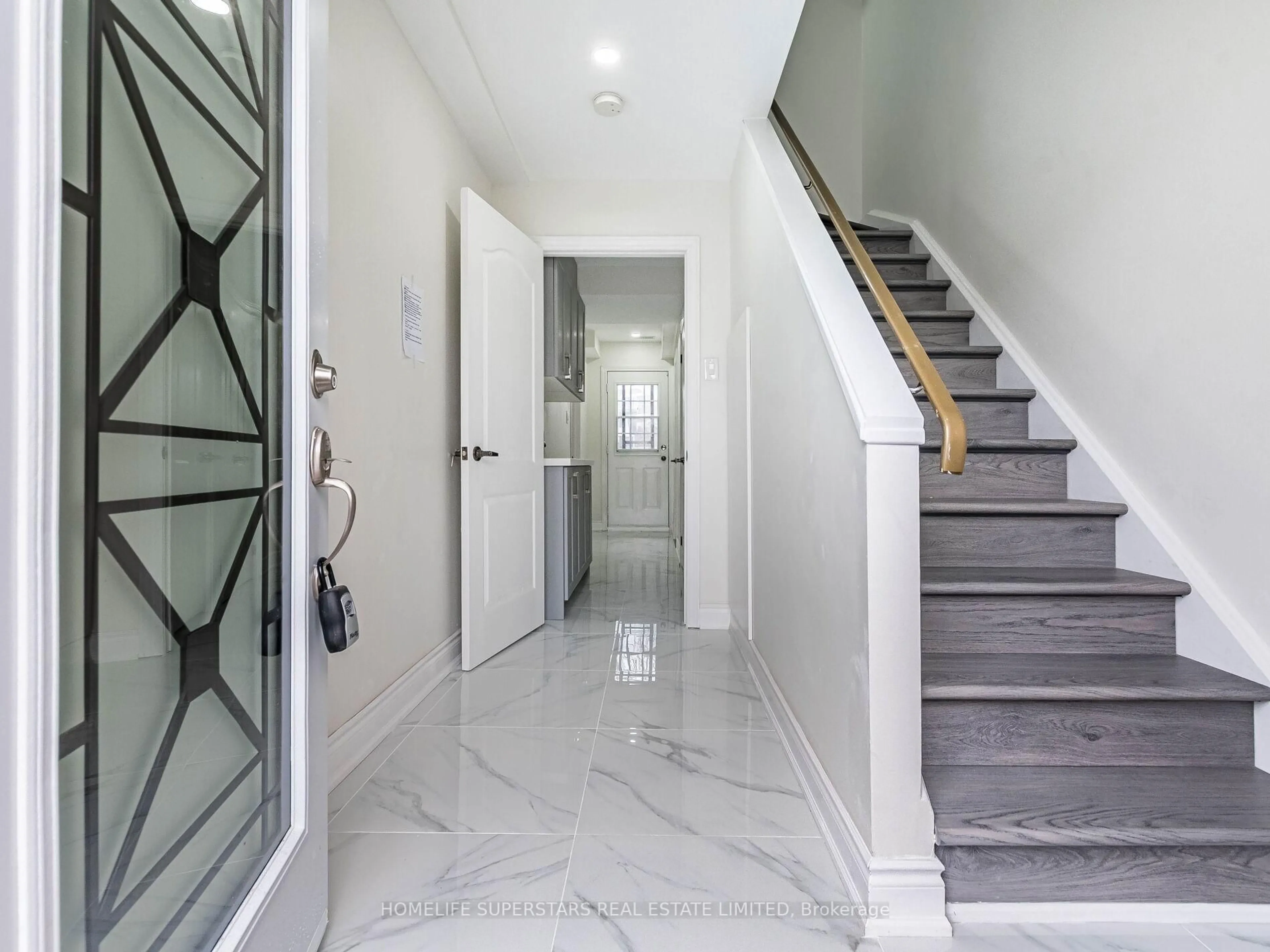 Indoor foyer for 475 Bramalea Rd #157, Brampton Ontario L6T 2X3