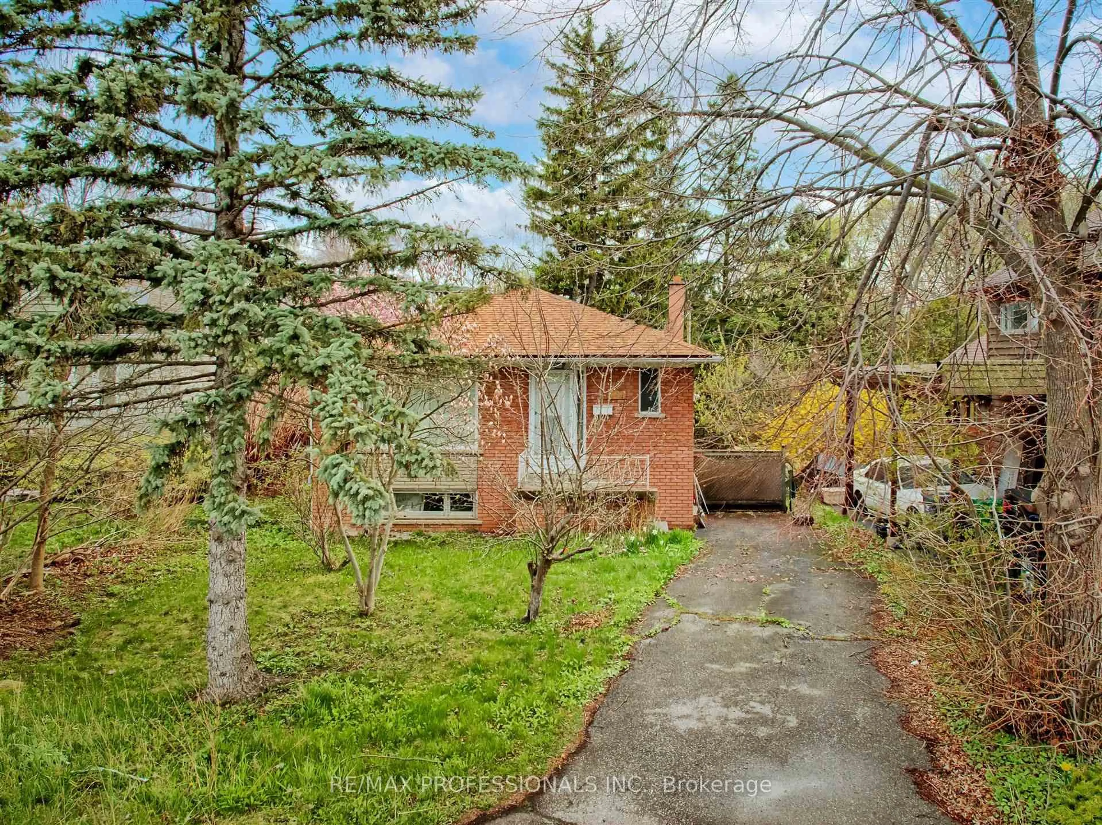 A pic from outside/outdoor area/front of a property/back of a property/a pic from drone, street for 957 Beechwood Ave, Mississauga Ontario L5G 4E3