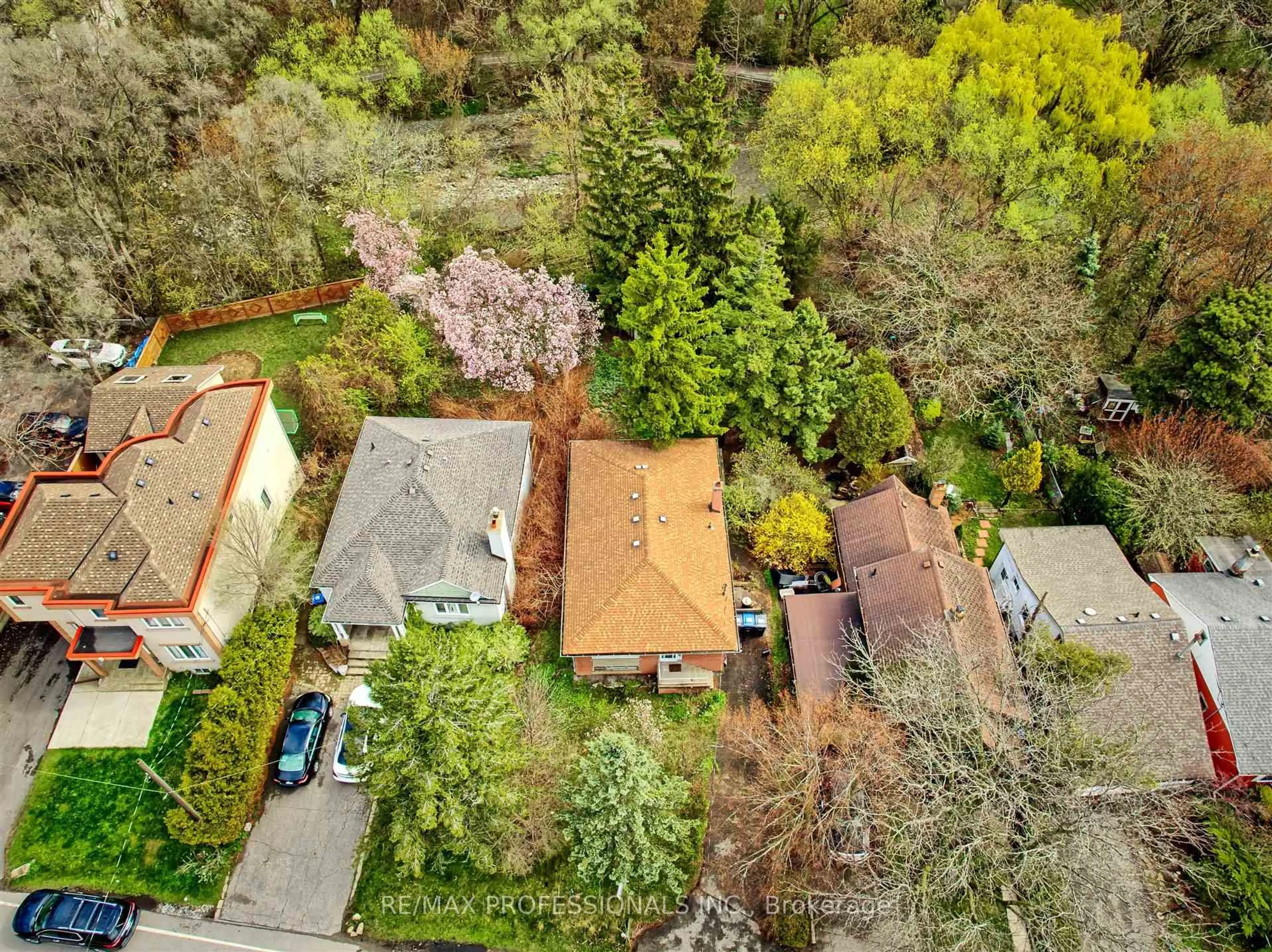 A pic from outside/outdoor area/front of a property/back of a property/a pic from drone, street for 957 Beechwood Ave, Mississauga Ontario L5G 4E3