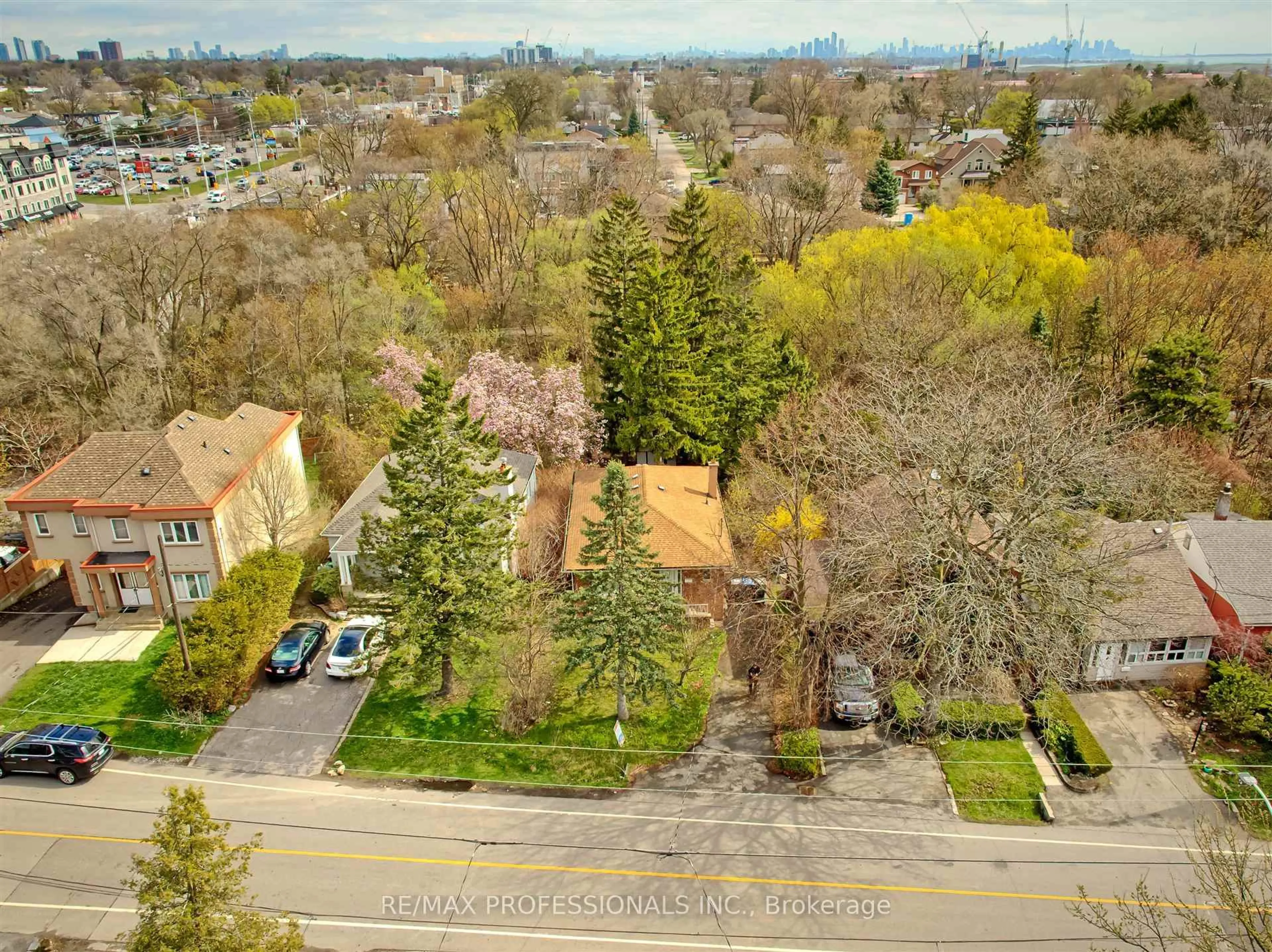 A pic from outside/outdoor area/front of a property/back of a property/a pic from drone, street for 957 Beechwood Ave, Mississauga Ontario L5G 4E3