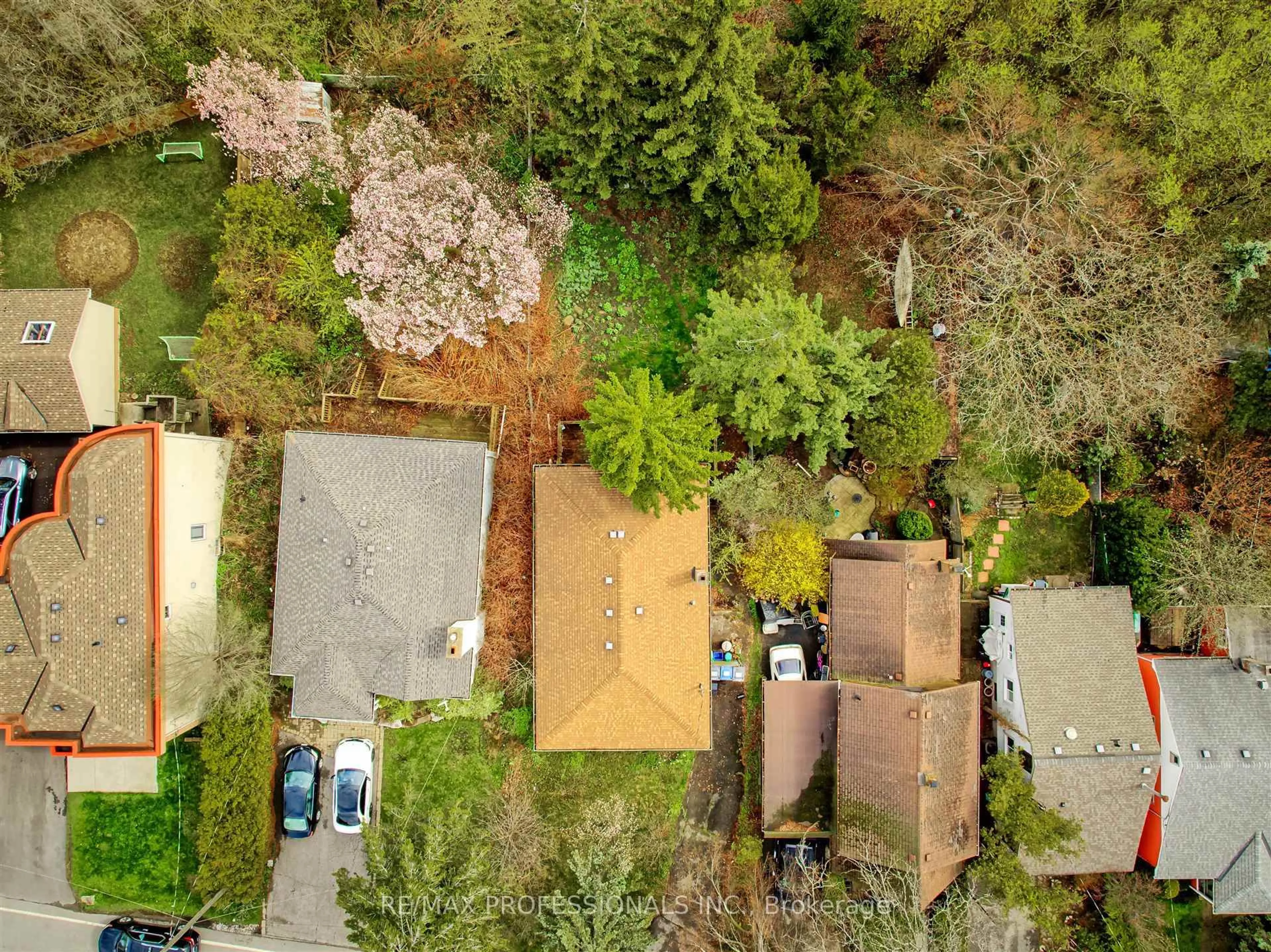 A pic from outside/outdoor area/front of a property/back of a property/a pic from drone, forest/trees view for 957 Beechwood Ave, Mississauga Ontario L5G 4E3