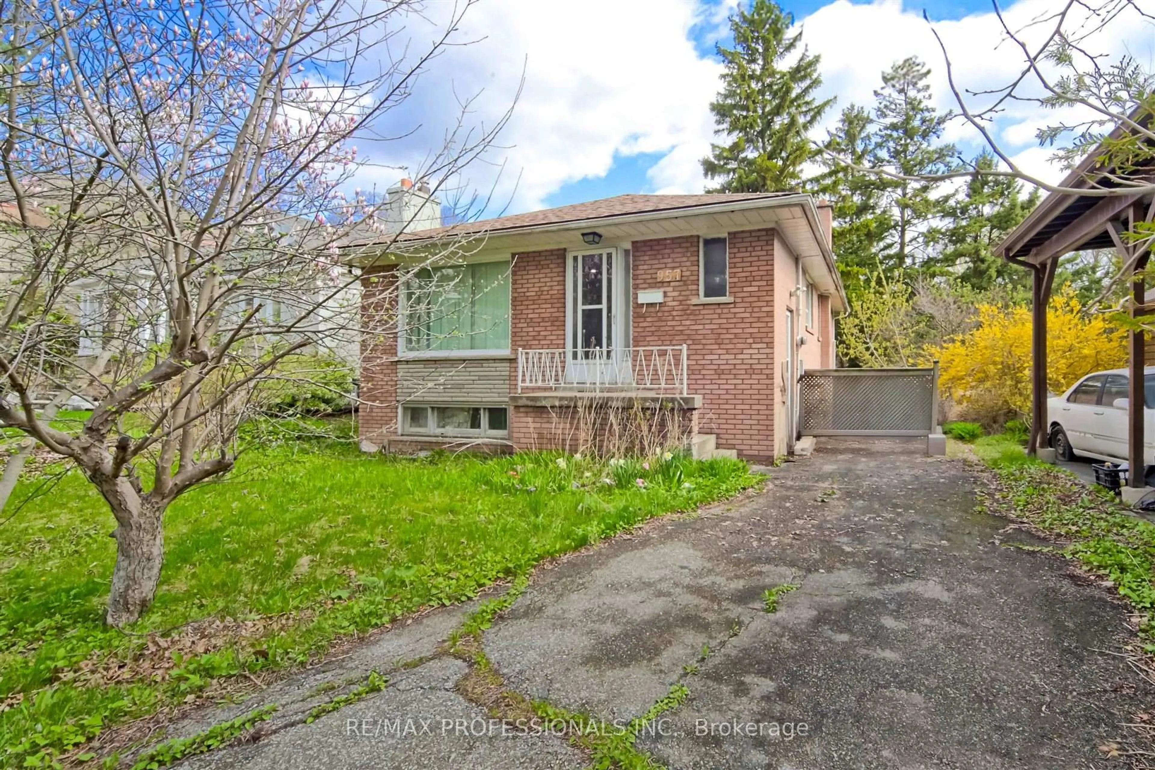 Home with brick exterior material, street for 957 Beechwood Ave, Mississauga Ontario L5G 4E3