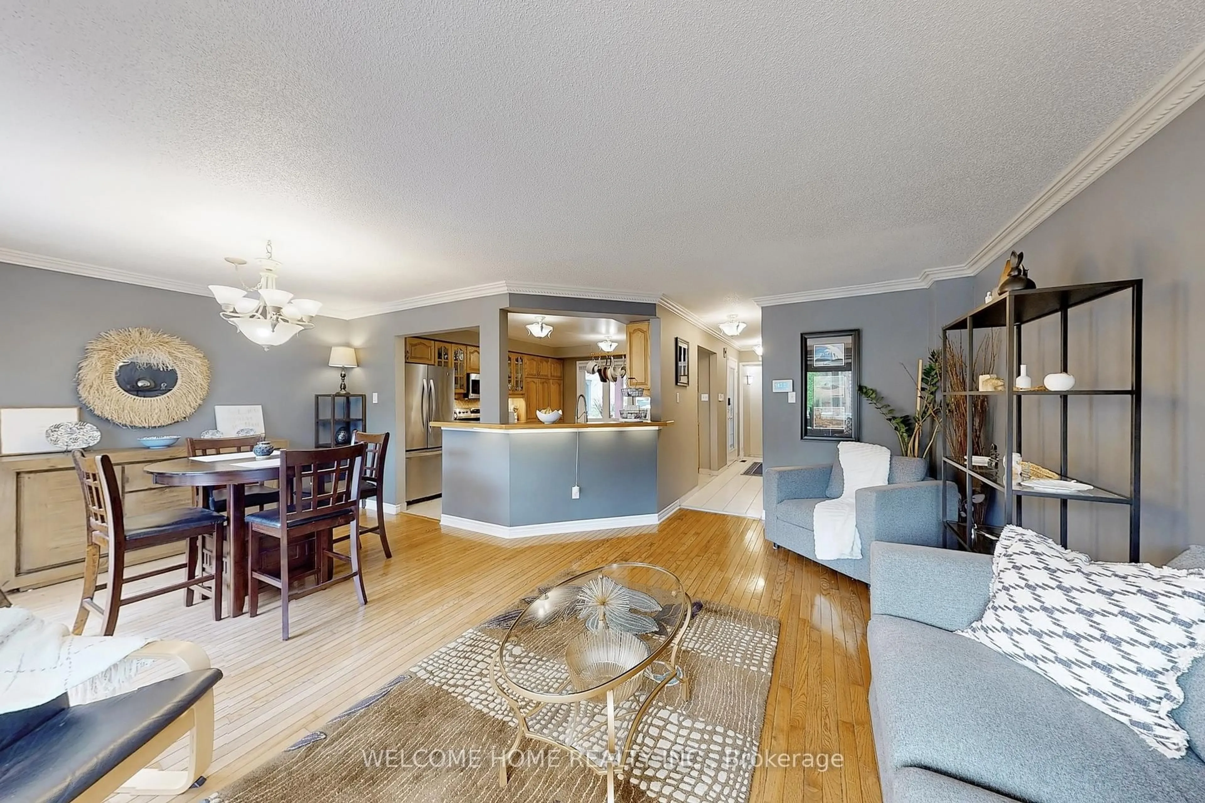 Living room with furniture, unknown for 6079 Leeside Cres, Mississauga Ontario L5M 5K6