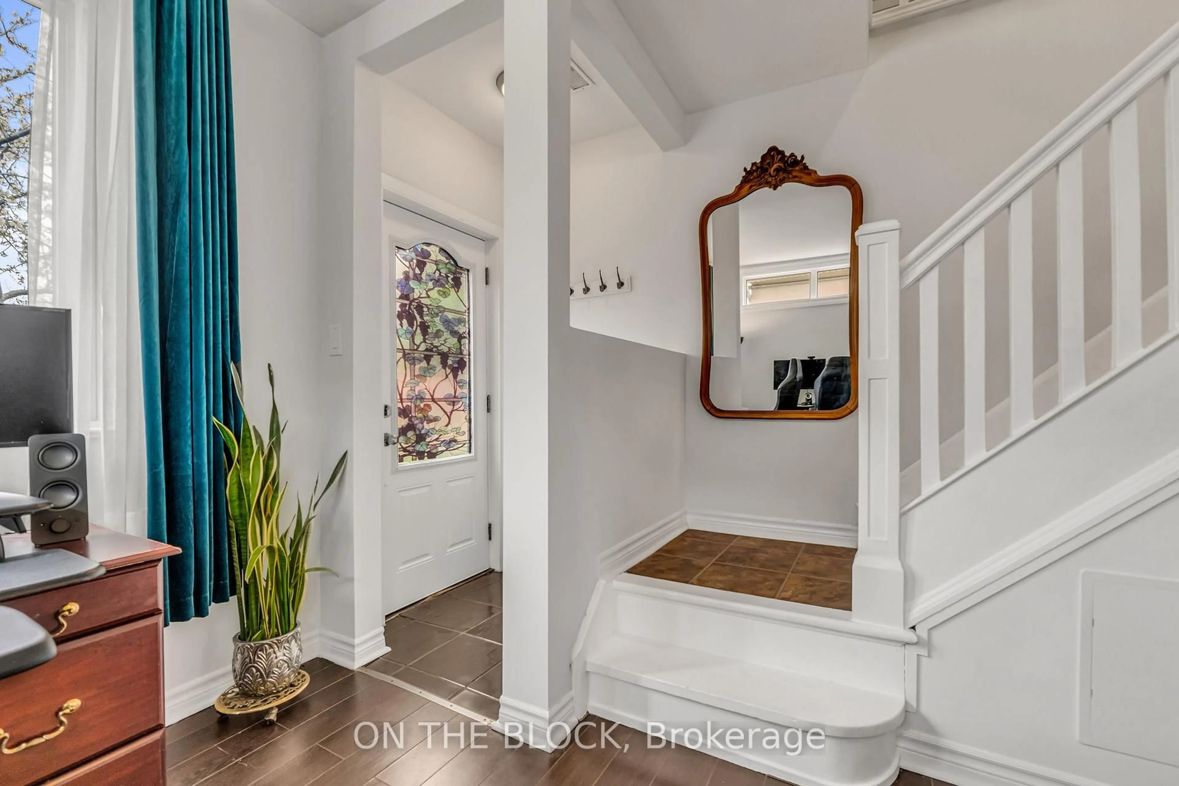Indoor entryway for 155 Gamma St, Toronto Ontario M8W 4G3
