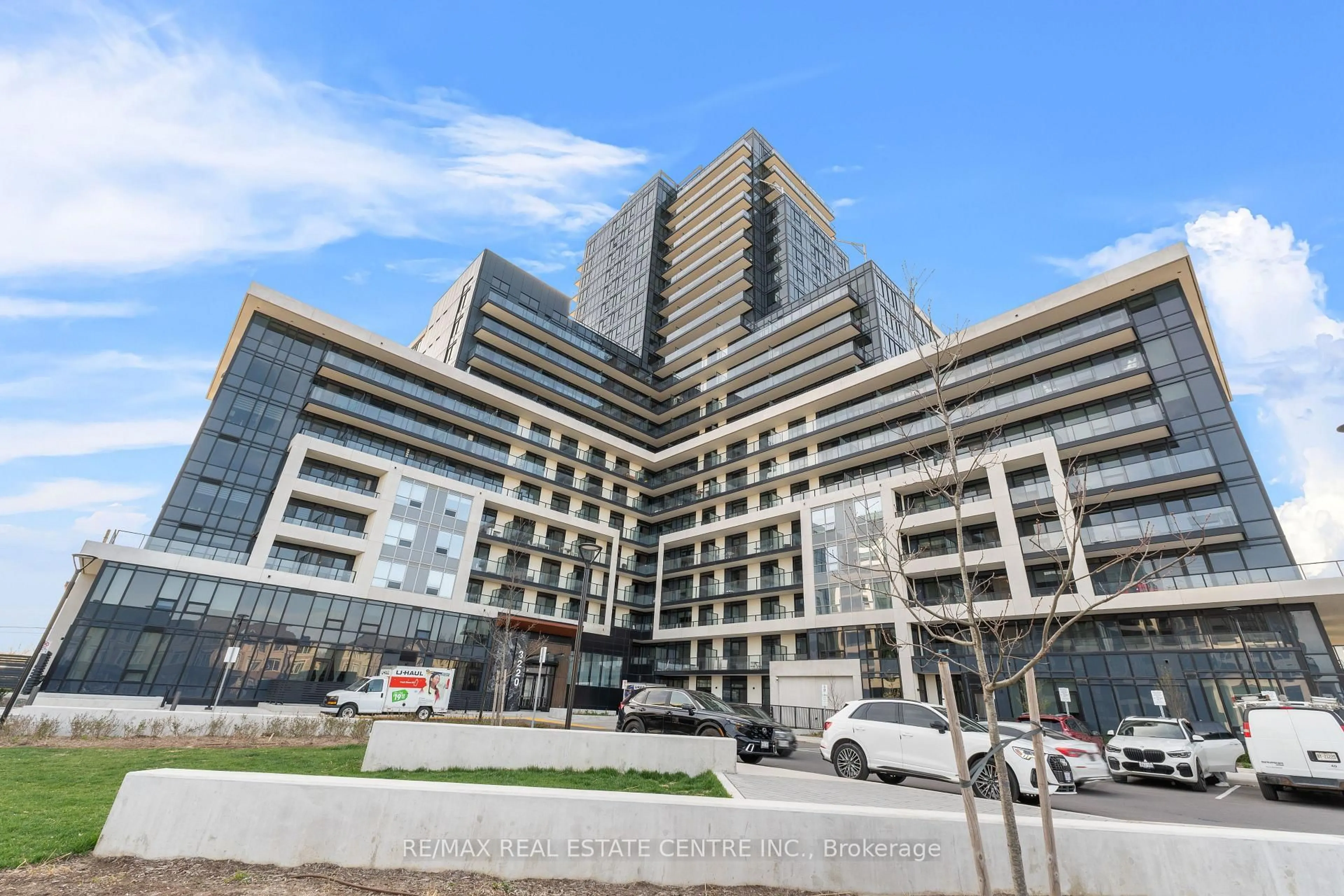 Indoor foyer for 3220 William Coltson Ave #601, Oakville Ontario L6H 7X9