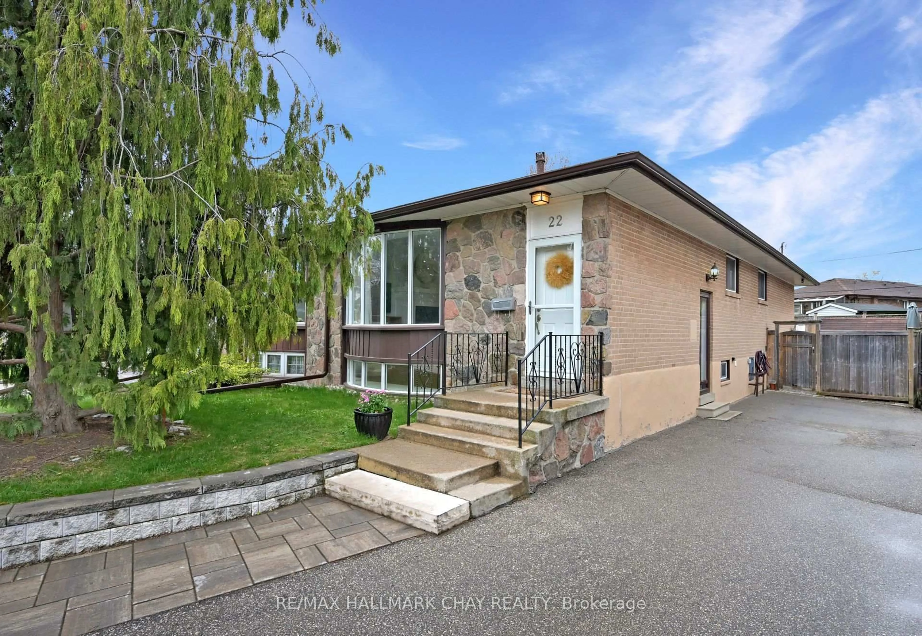A pic from outside/outdoor area/front of a property/back of a property/a pic from drone, street for 22 Guernsey Dr, Toronto Ontario M9C 3A6