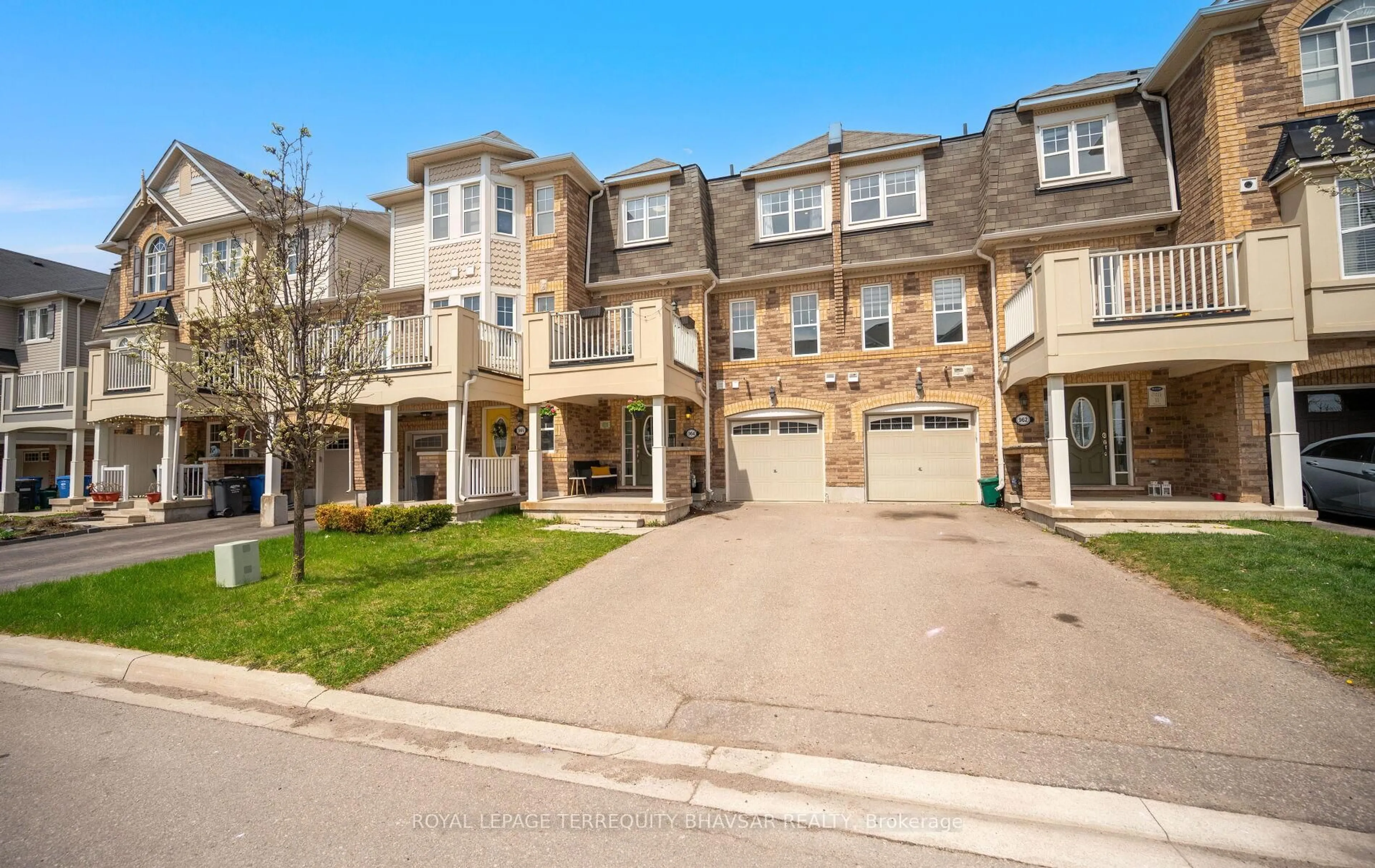 A pic from outside/outdoor area/front of a property/back of a property/a pic from drone, street for 964 Nadalin Hts, Milton Ontario L9T 8R2