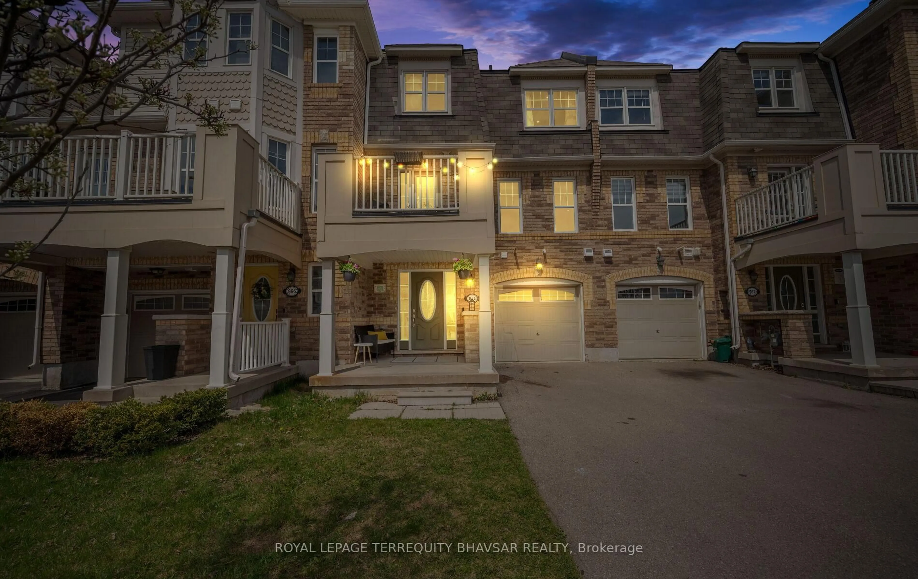 A pic from outside/outdoor area/front of a property/back of a property/a pic from drone, street for 964 Nadalin Hts, Milton Ontario L9T 8R2