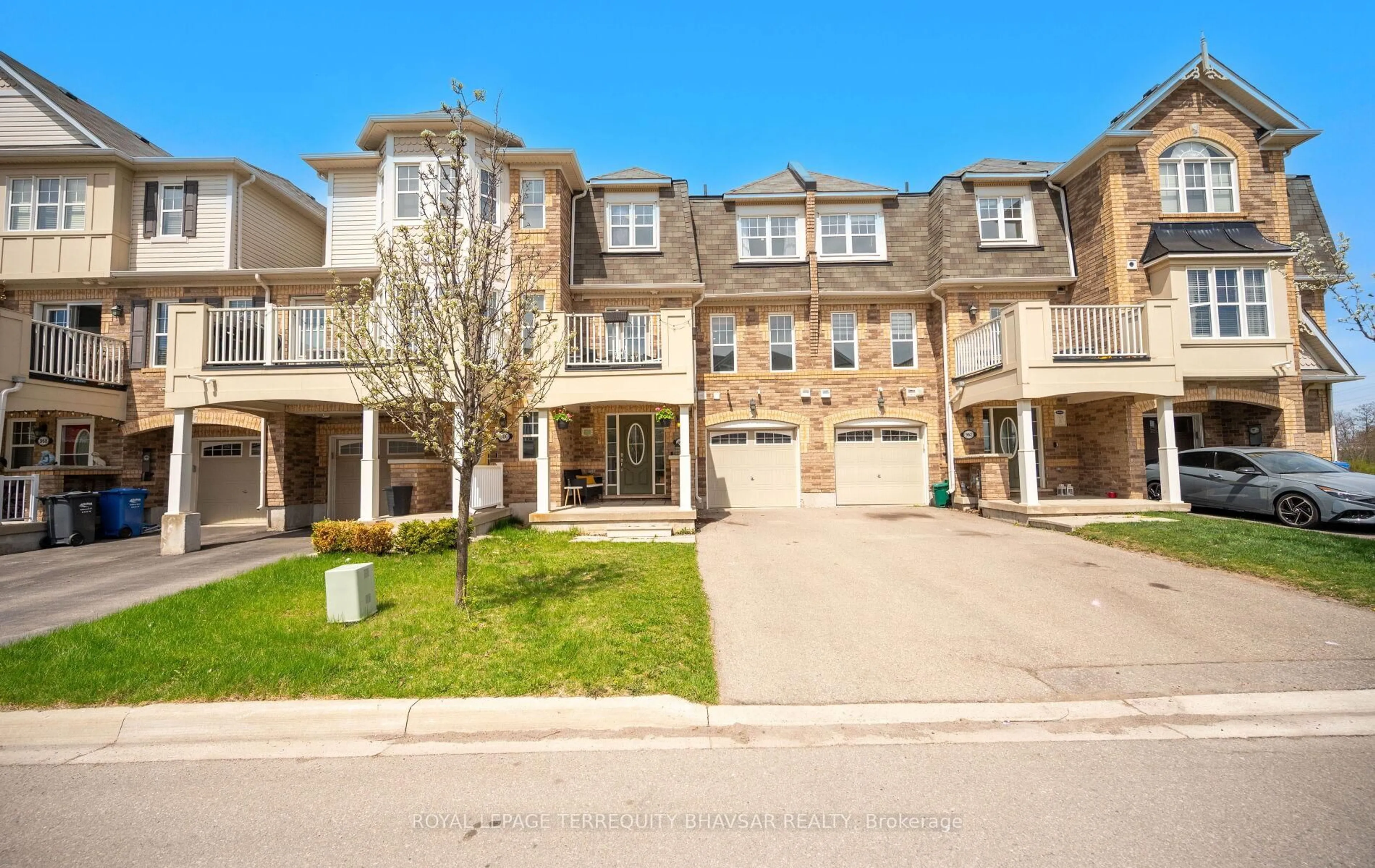 A pic from outside/outdoor area/front of a property/back of a property/a pic from drone, street for 964 Nadalin Hts, Milton Ontario L9T 8R2