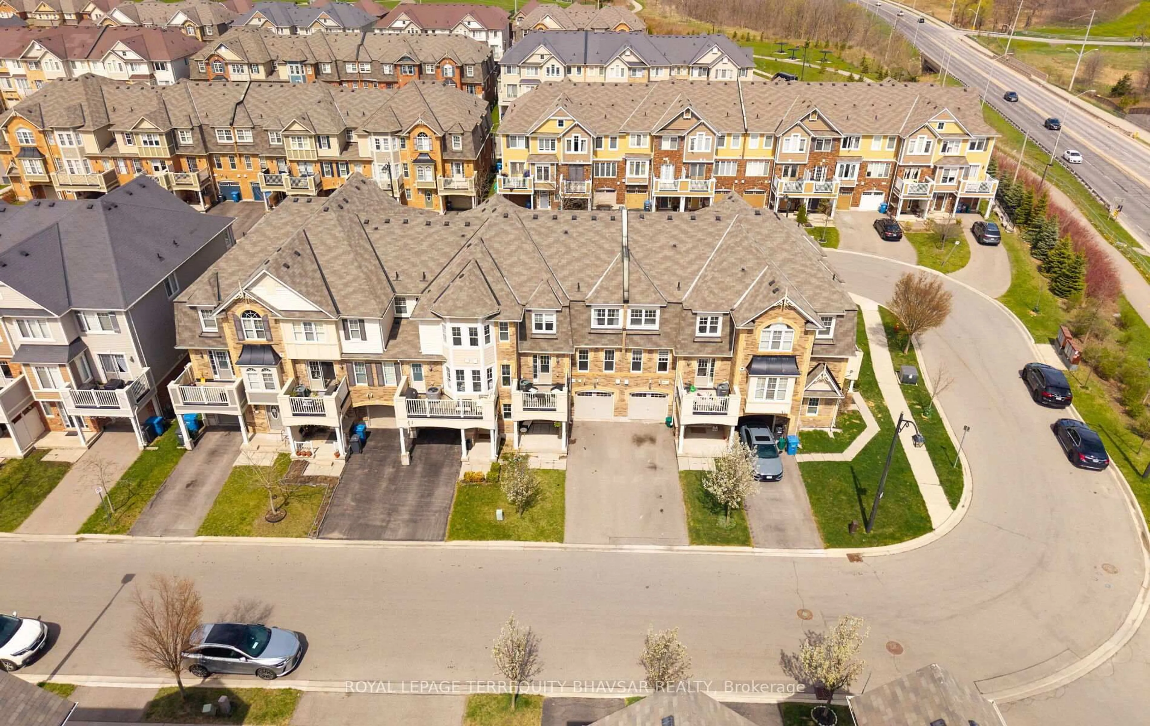 A pic from outside/outdoor area/front of a property/back of a property/a pic from drone, street for 964 Nadalin Hts, Milton Ontario L9T 8R2