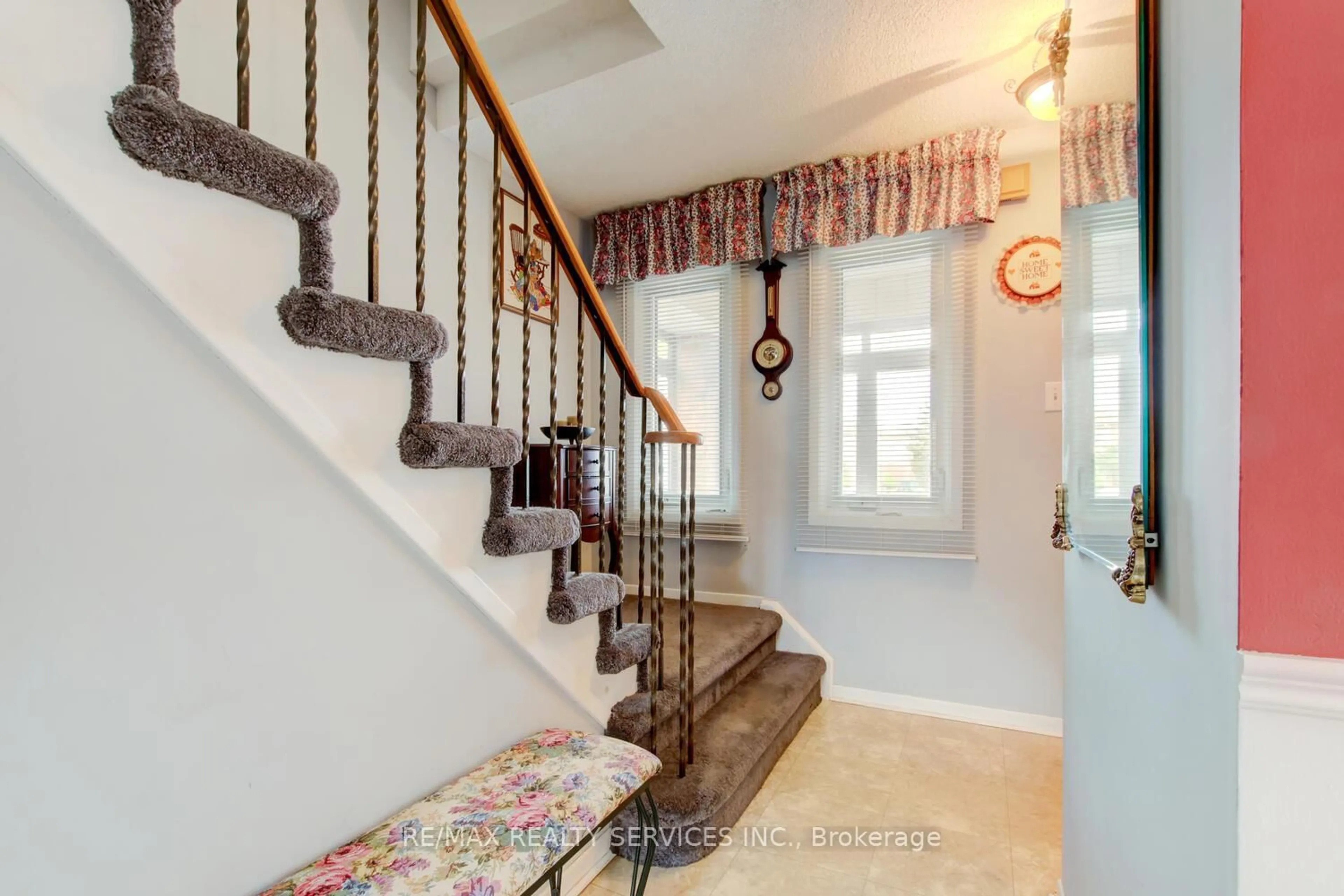 Indoor entryway for 32 Helios Pl, Brampton Ontario L6Z 2B2