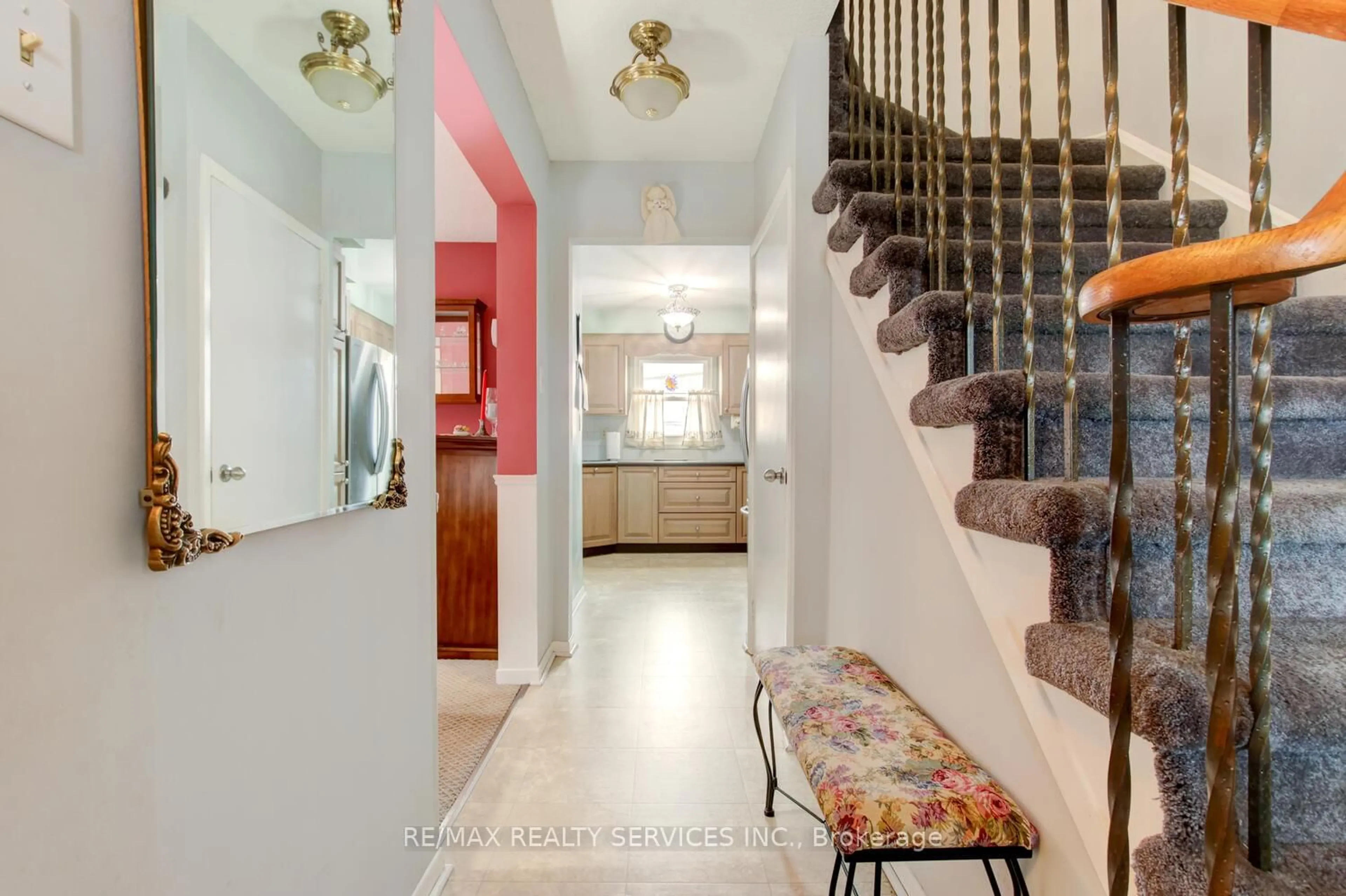 Indoor entryway for 32 Helios Pl, Brampton Ontario L6Z 2B2