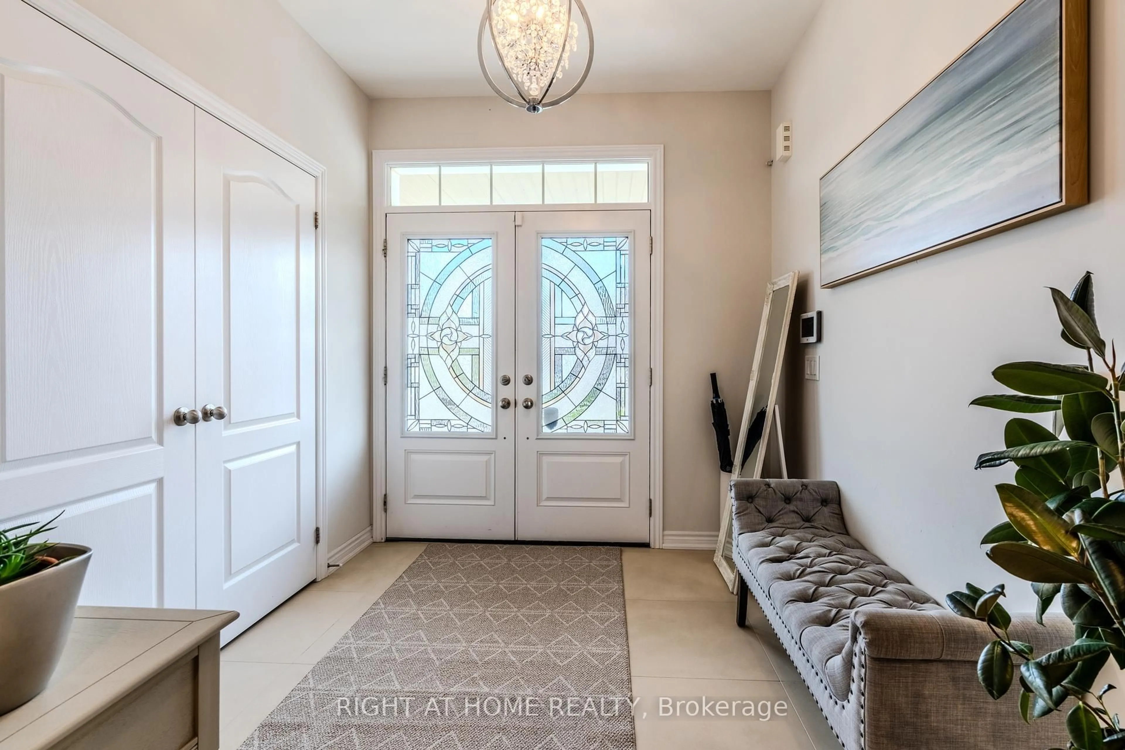 Indoor entryway for 174 Newhouse Blvd, Caledon Ontario L7C 2E9