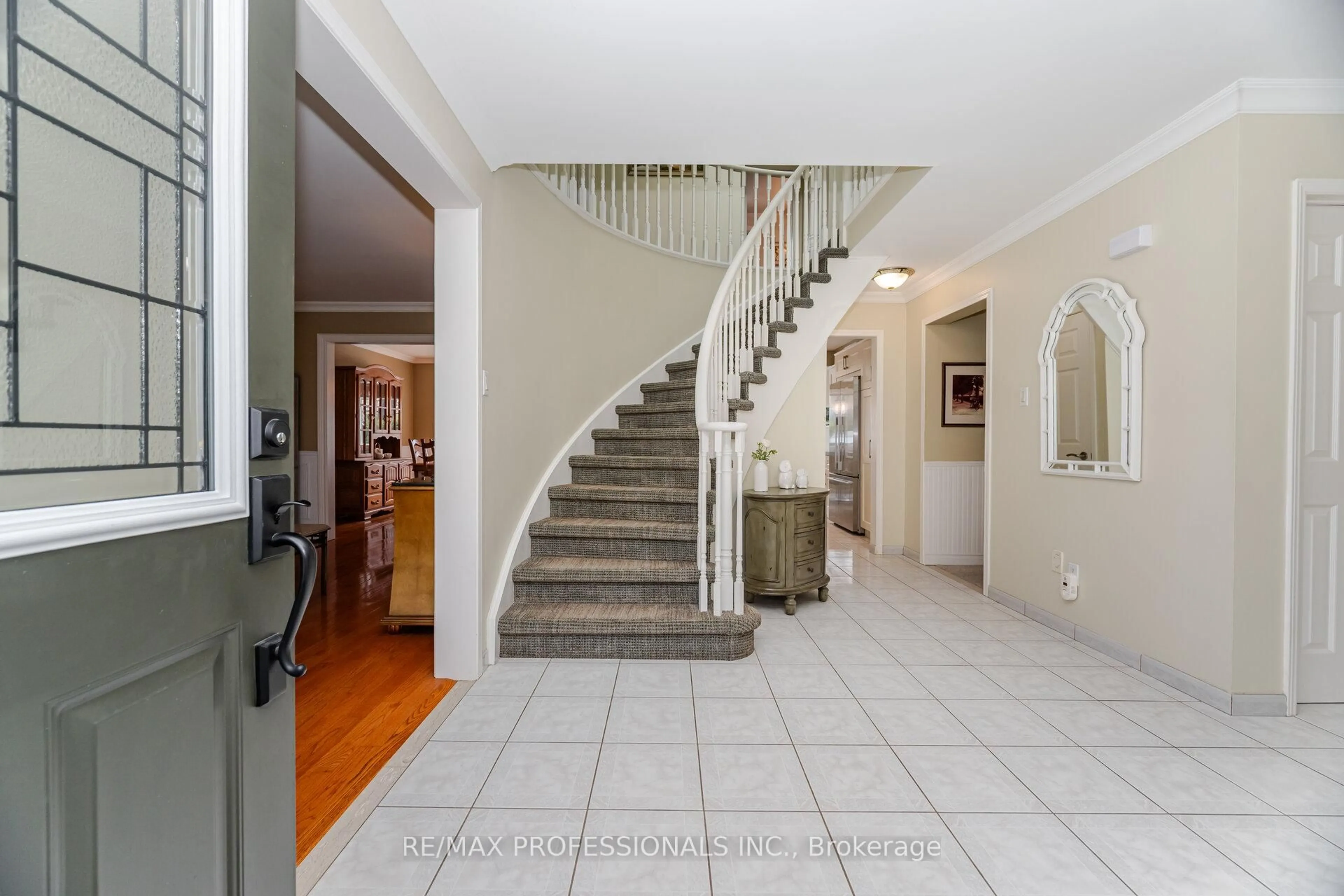 Indoor foyer for 72 Barr Cres, Brampton Ontario L6Z 3E2