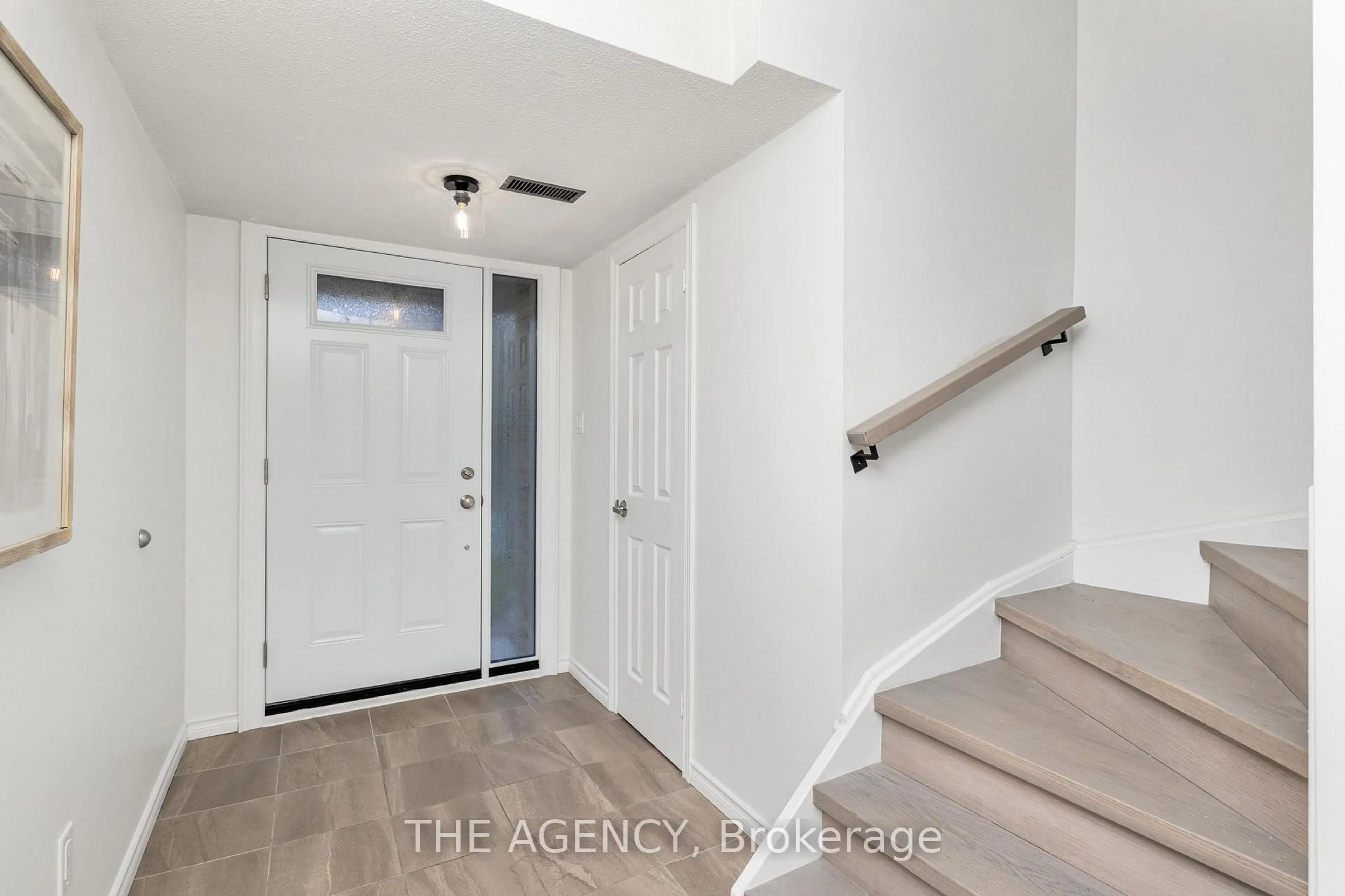 Indoor entryway for 3345 Silverado Dr #17, Mississauga Ontario L5A 3Y8