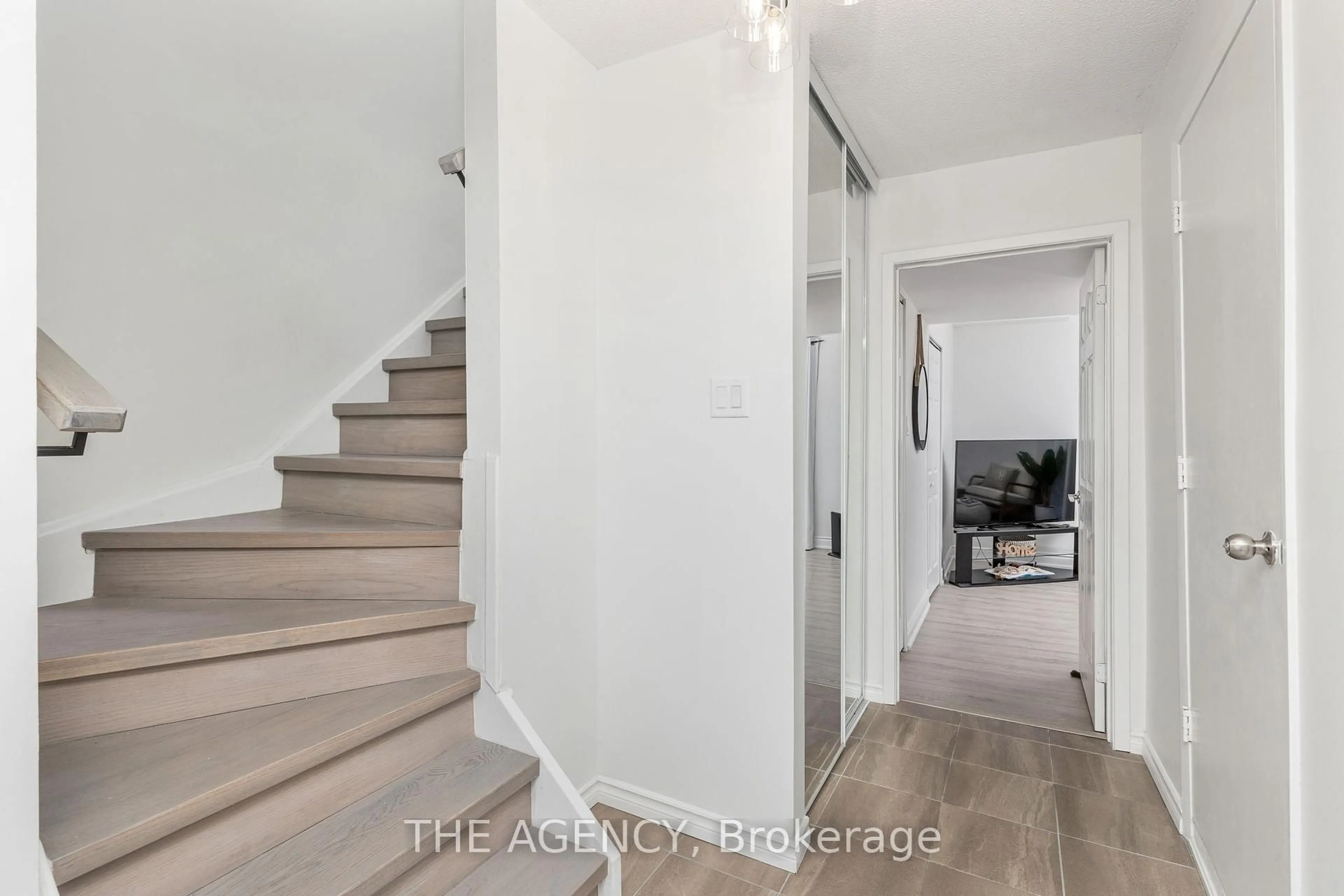 Indoor entryway for 3345 Silverado Dr #17, Mississauga Ontario L5A 3Y8