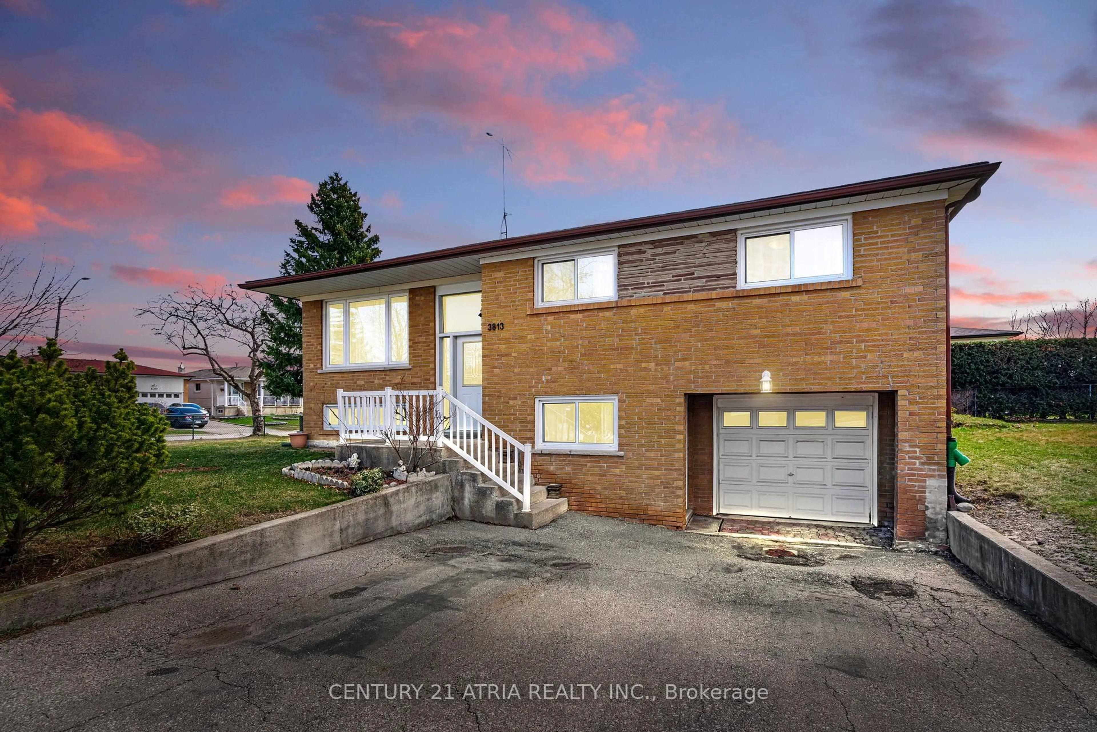 A pic from outside/outdoor area/front of a property/back of a property/a pic from drone, street for 3813 Bayswater Cres, Mississauga Ontario L4T 2G6