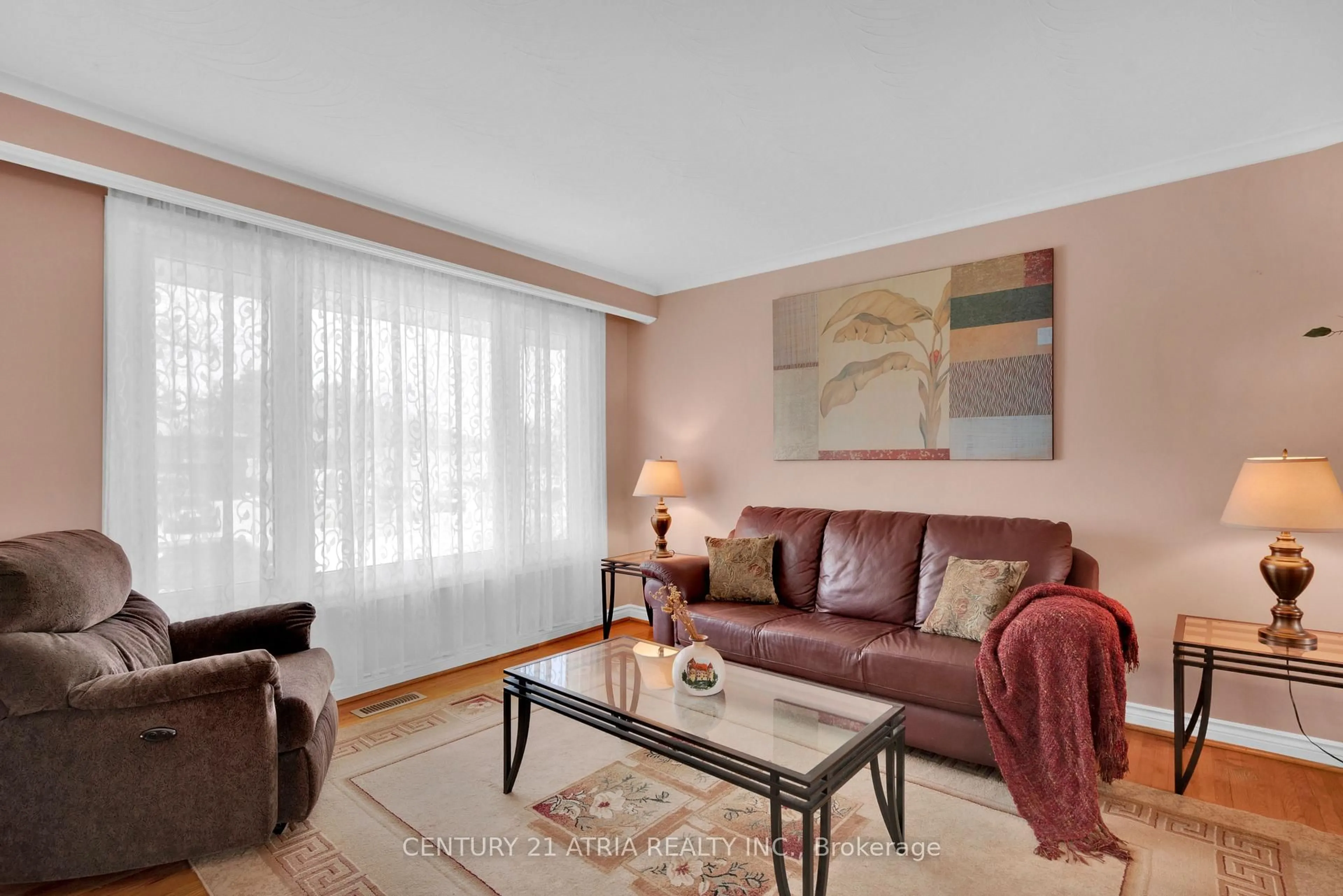 Living room with furniture, wood/laminate floor for 3813 Bayswater Cres, Mississauga Ontario L4T 2G6