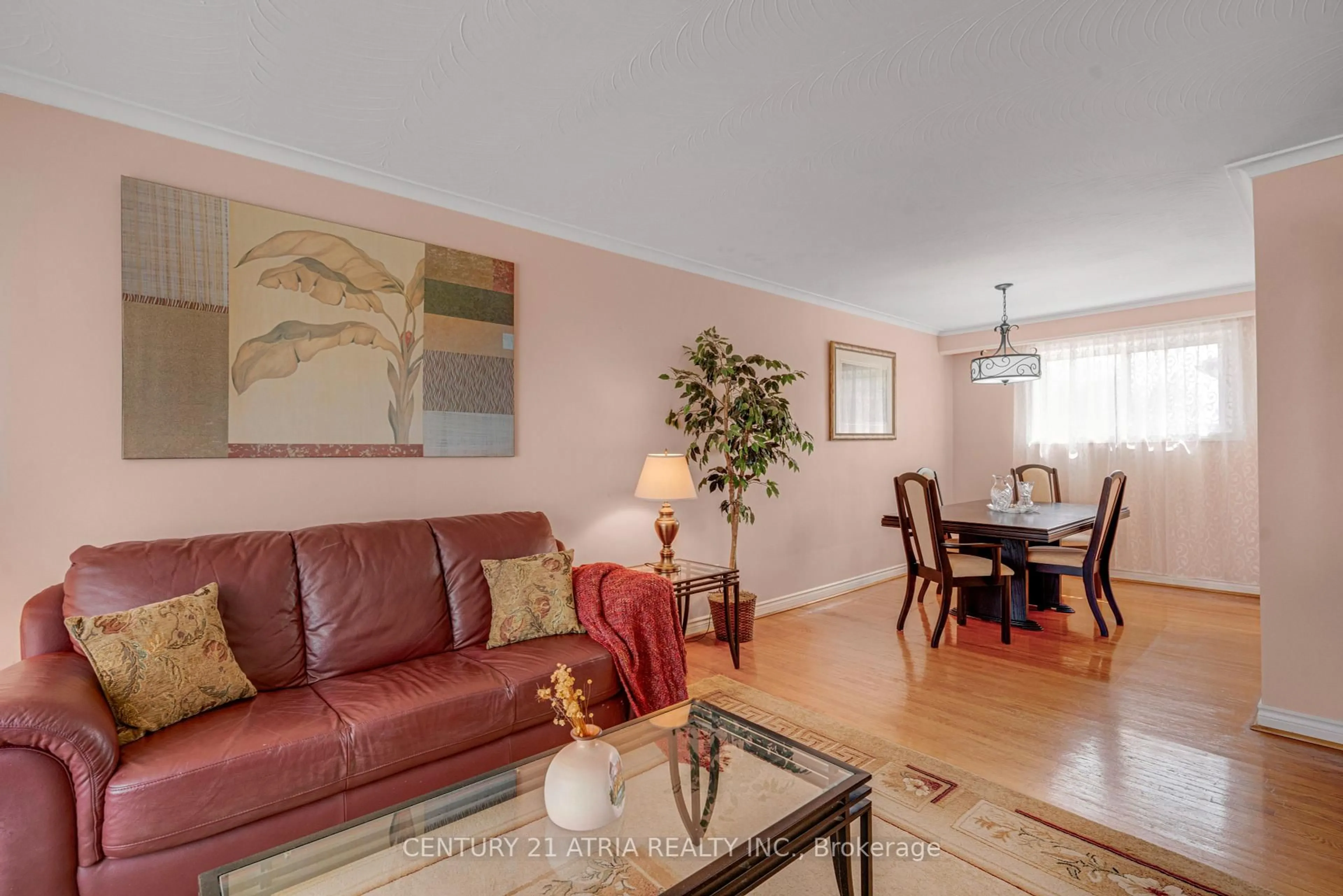 Living room with furniture, unknown for 3813 Bayswater Cres, Mississauga Ontario L4T 2G6