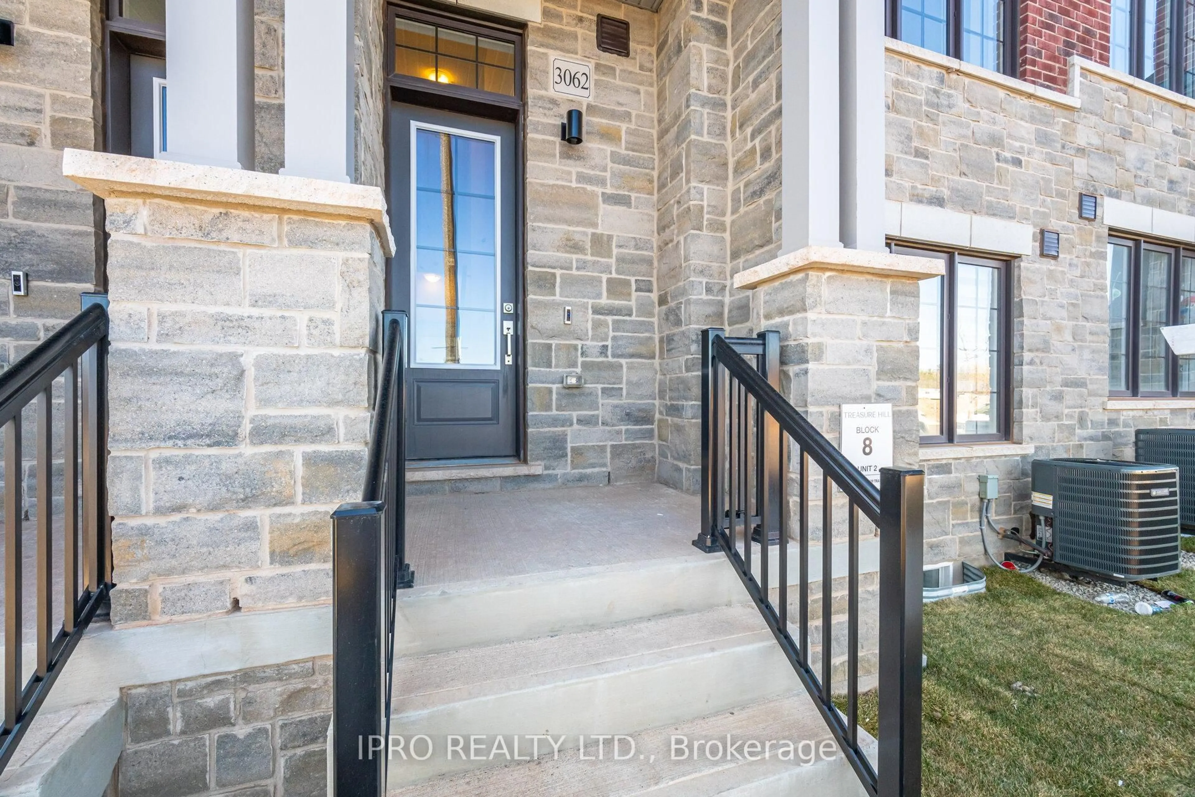 Indoor entryway for 3062 Harasym Tr, Oakville Ontario L6M 5R2