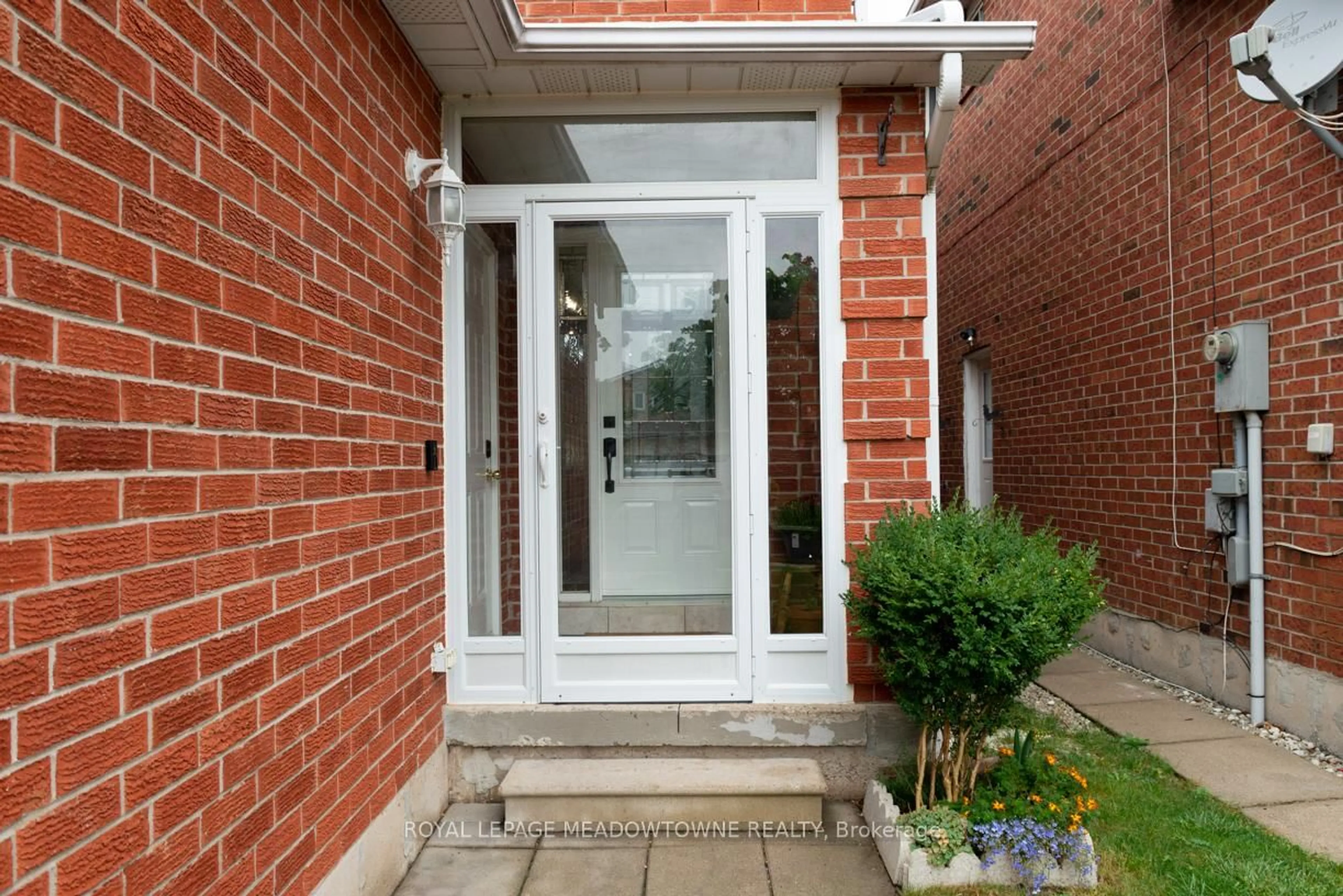 Unknown for 32 Clarridge Crt, Brampton Ontario L6X 3N5