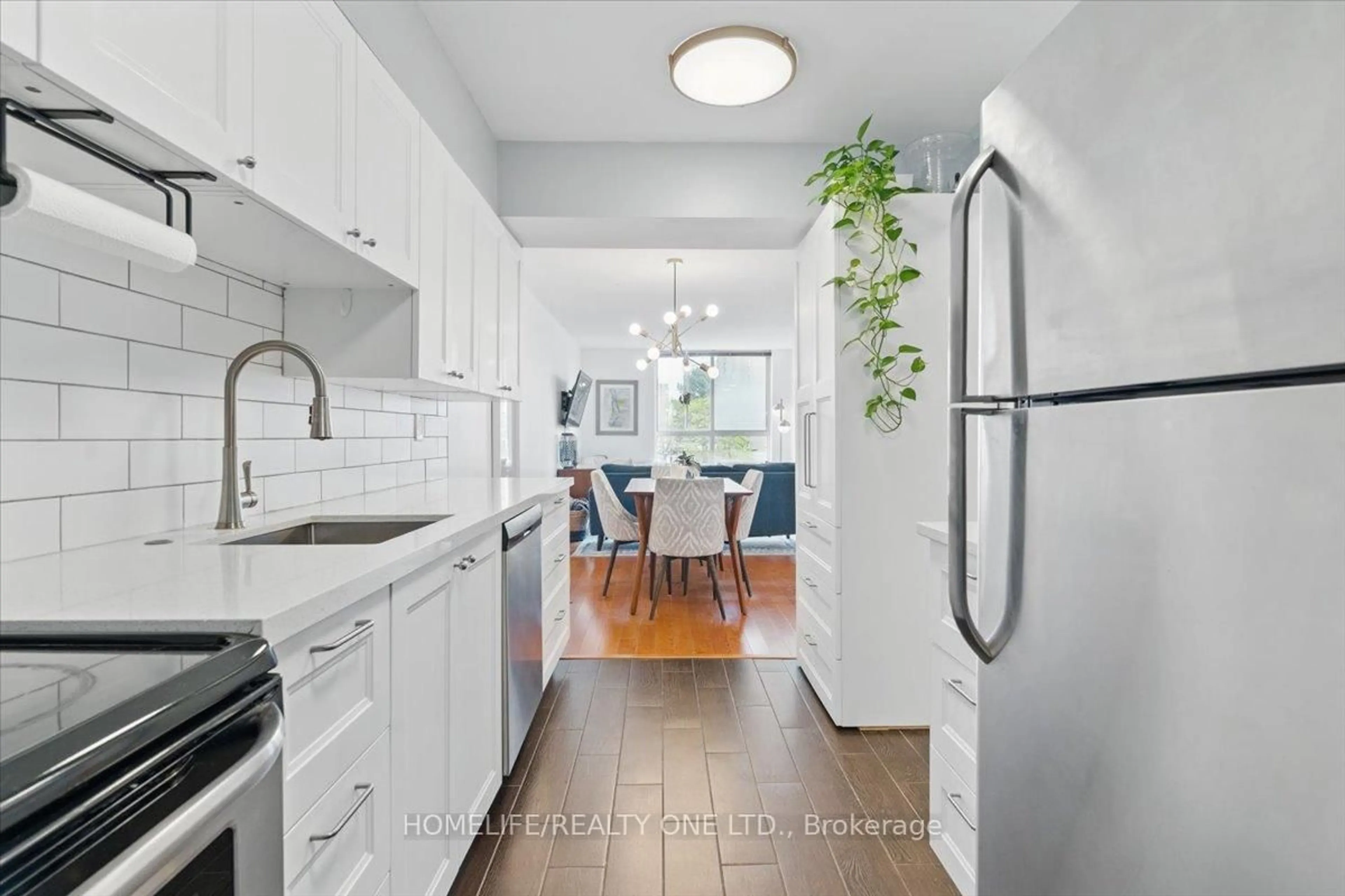Open concept kitchen, ceramic/tile floor for 1485 Lakeshore Rd #218, Mississauga Ontario L5E 3G2