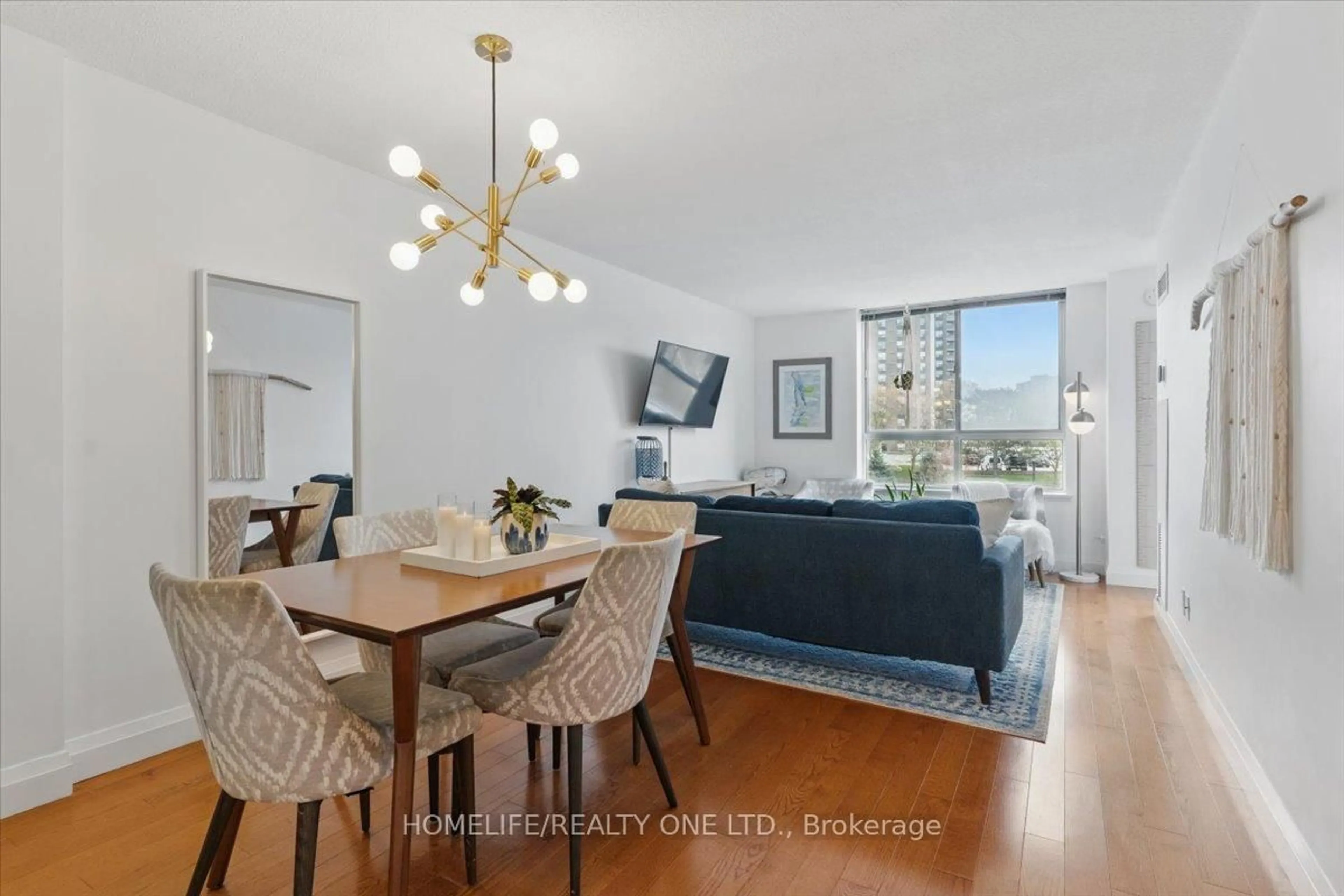 Dining room, wood/laminate floor for 1485 Lakeshore Rd #218, Mississauga Ontario L5E 3G2