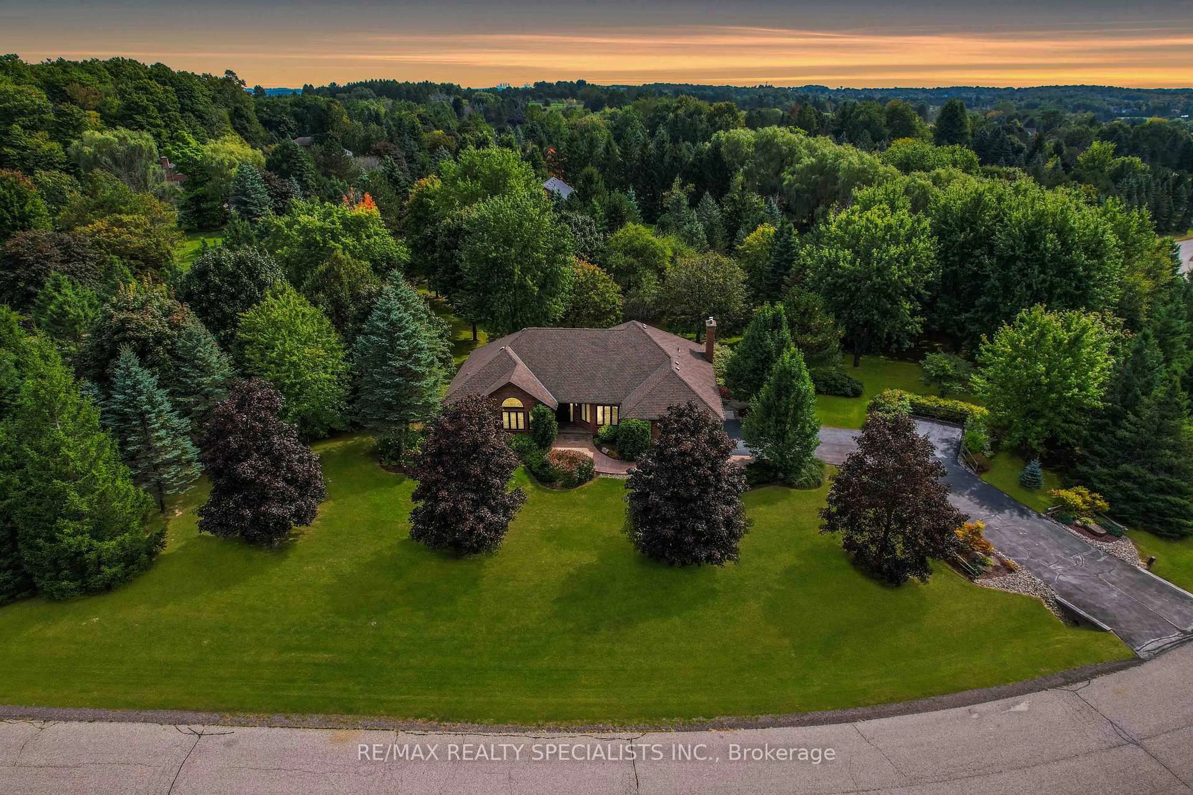 A pic from outside/outdoor area/front of a property/back of a property/a pic from drone, mountain view for 19 Havencrest Dr, Caledon Ontario L7E 0A8