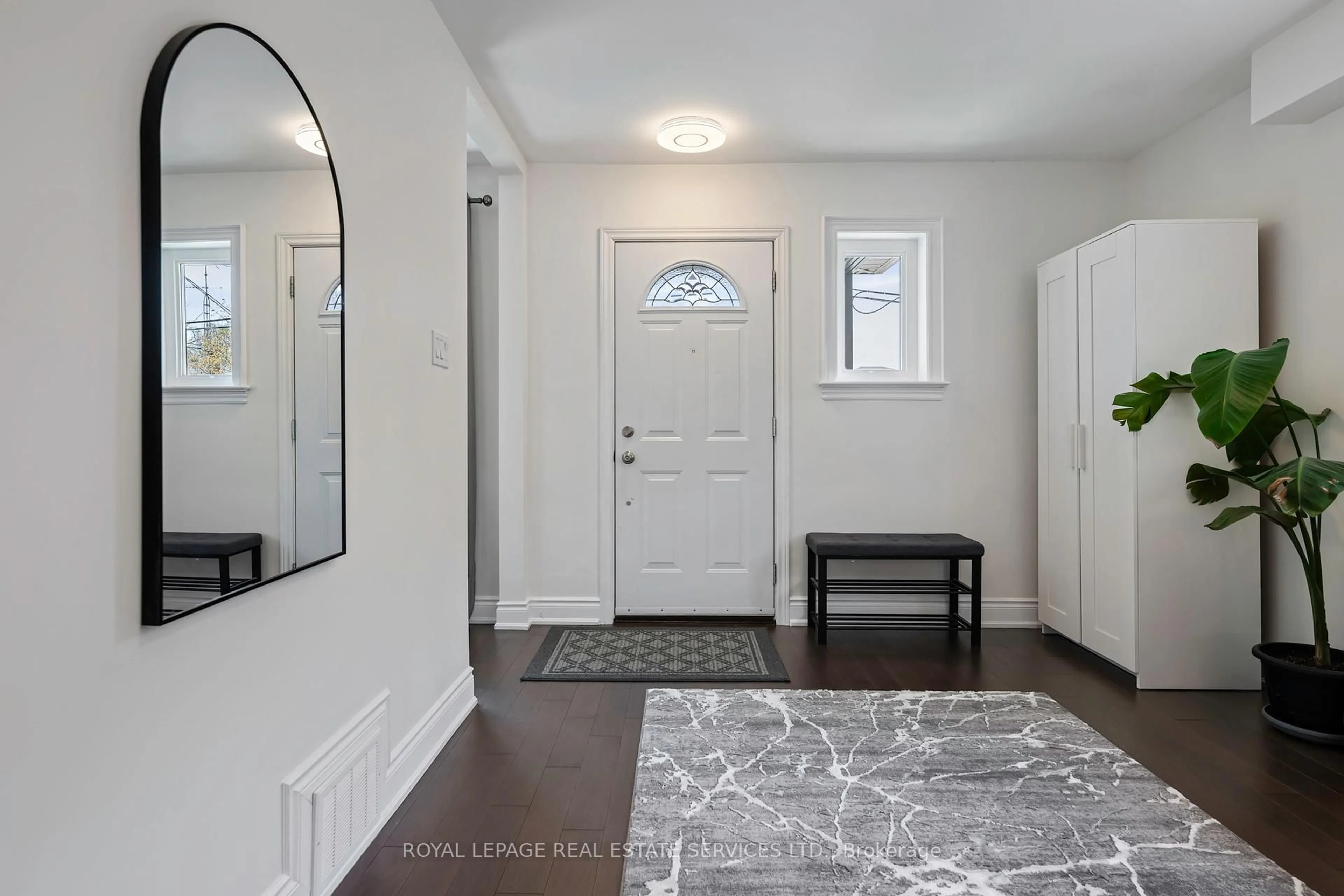 Indoor entryway for 210 Beta St, Toronto Ontario M8W 4H6