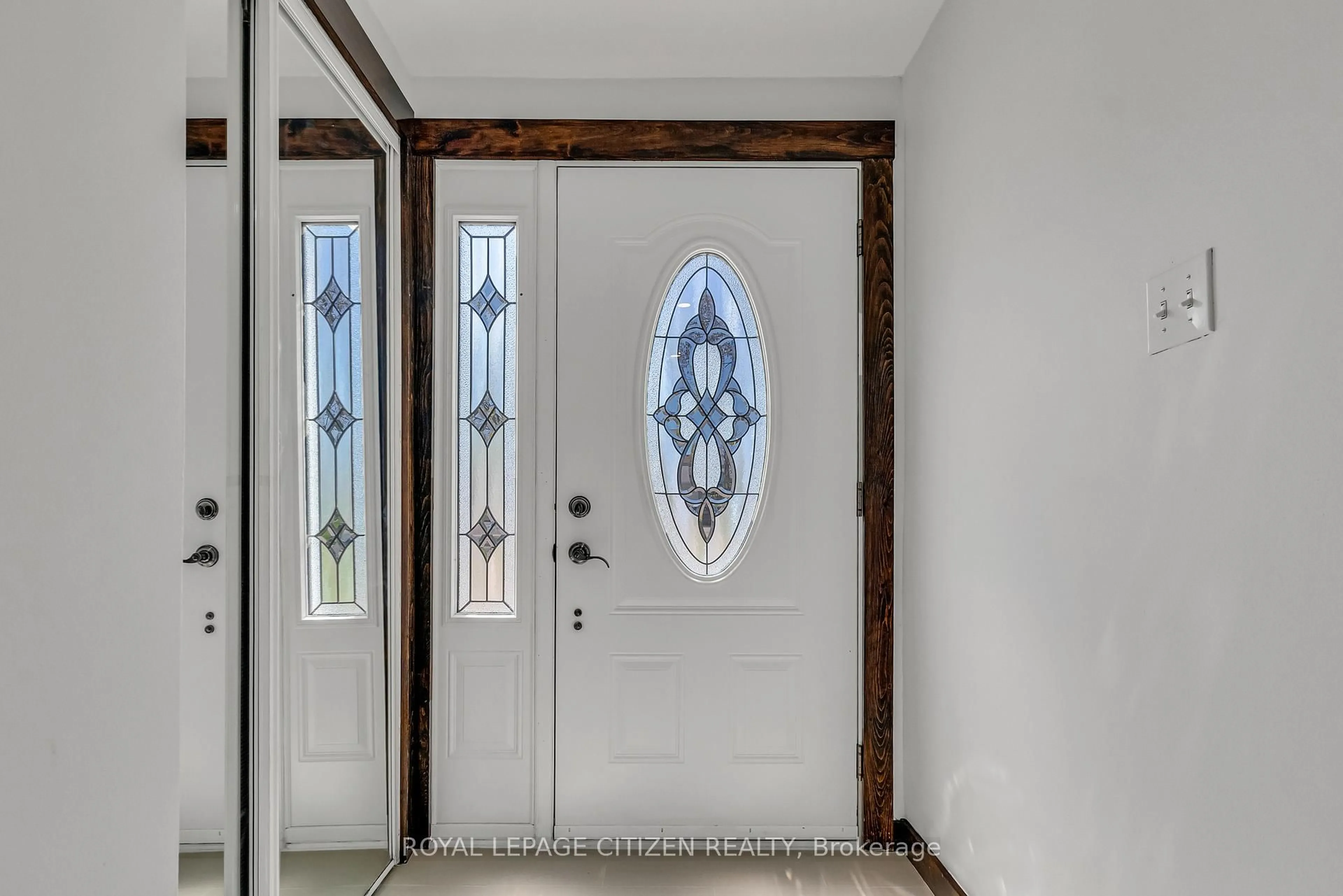 Indoor entryway for 7567 Wildfern Dr, Mississauga Ontario L4T 3P7