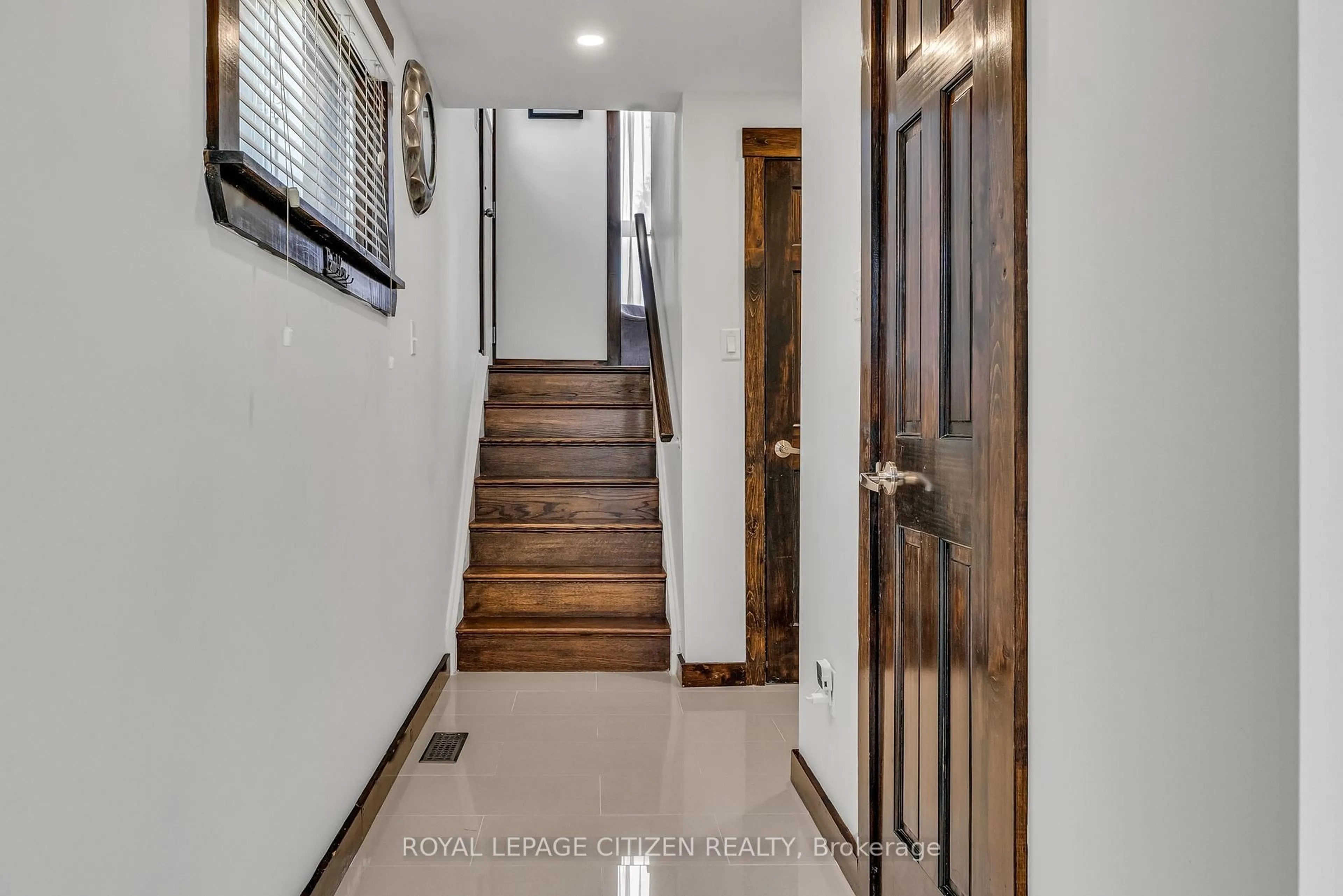 Indoor entryway for 7567 Wildfern Dr, Mississauga Ontario L4T 3P7