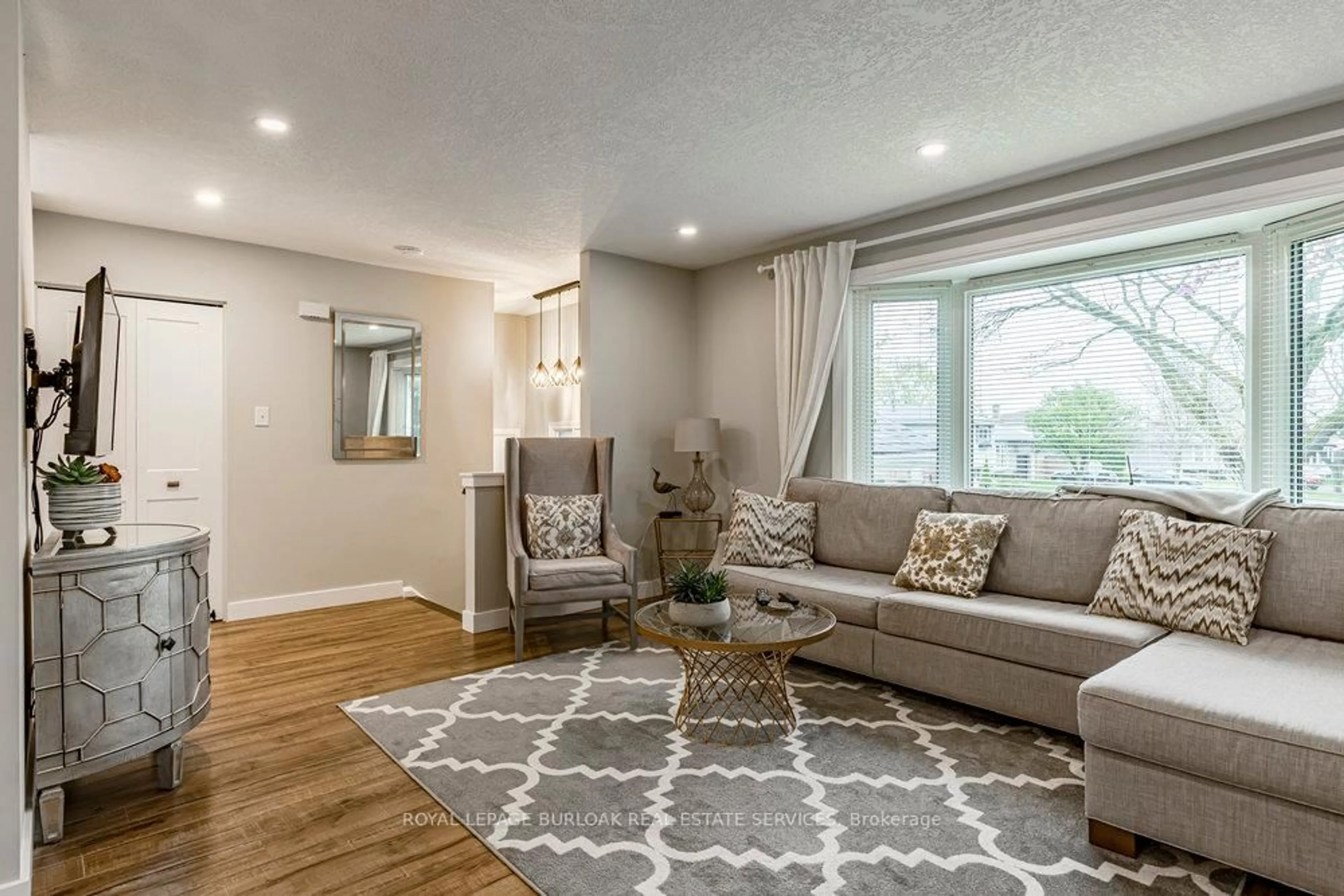 Living room with furniture, unknown for 1345 Ester Dr, Burlington Ontario L7P 1L2