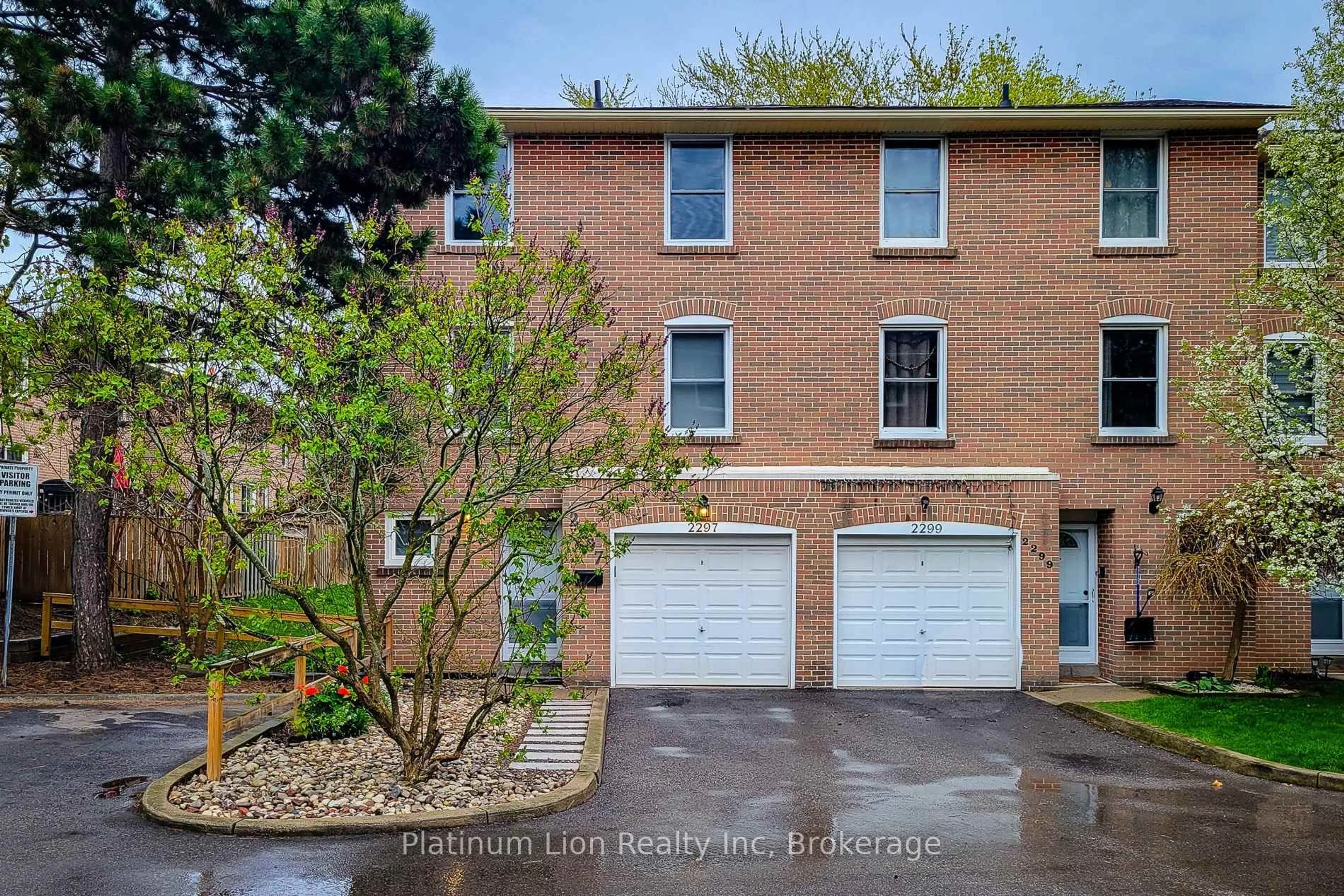 A pic from outside/outdoor area/front of a property/back of a property/a pic from drone, street for 2297 Mountain Grove Ave, Burlington Ontario L7P 2H8