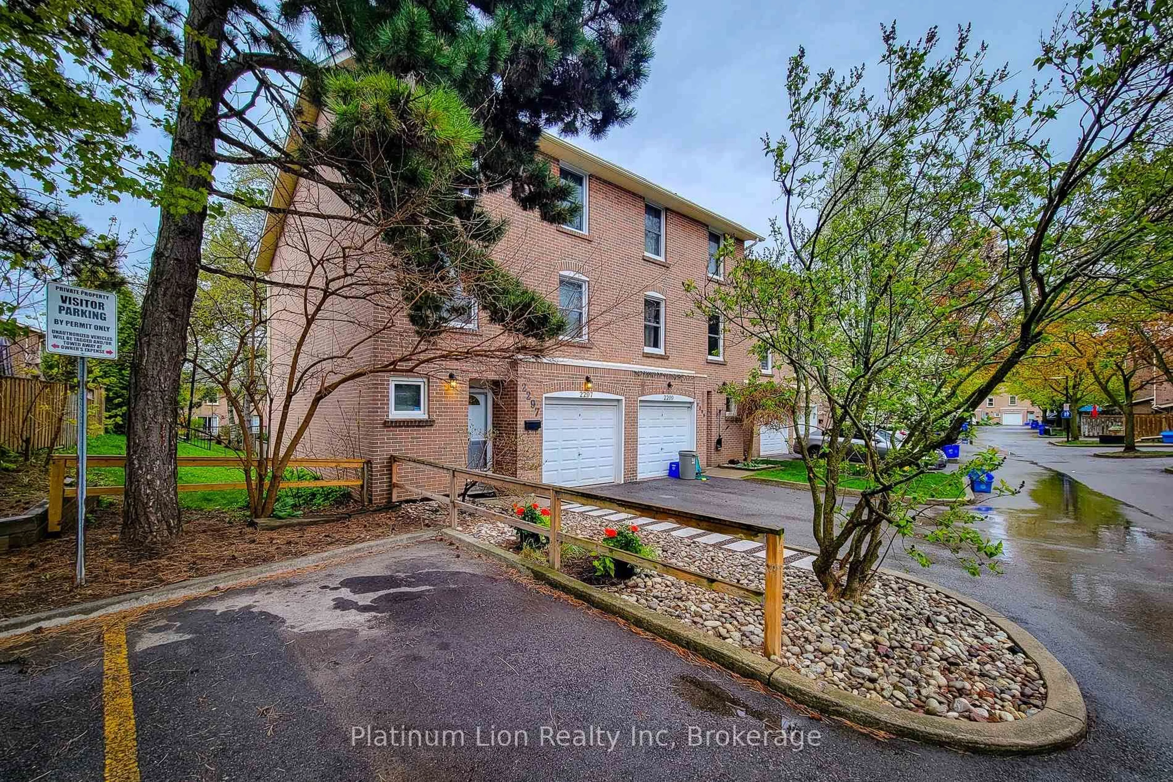 A pic from outside/outdoor area/front of a property/back of a property/a pic from drone, water/lake/river/ocean view for 2297 Mountain Grove Ave, Burlington Ontario L7P 2H8