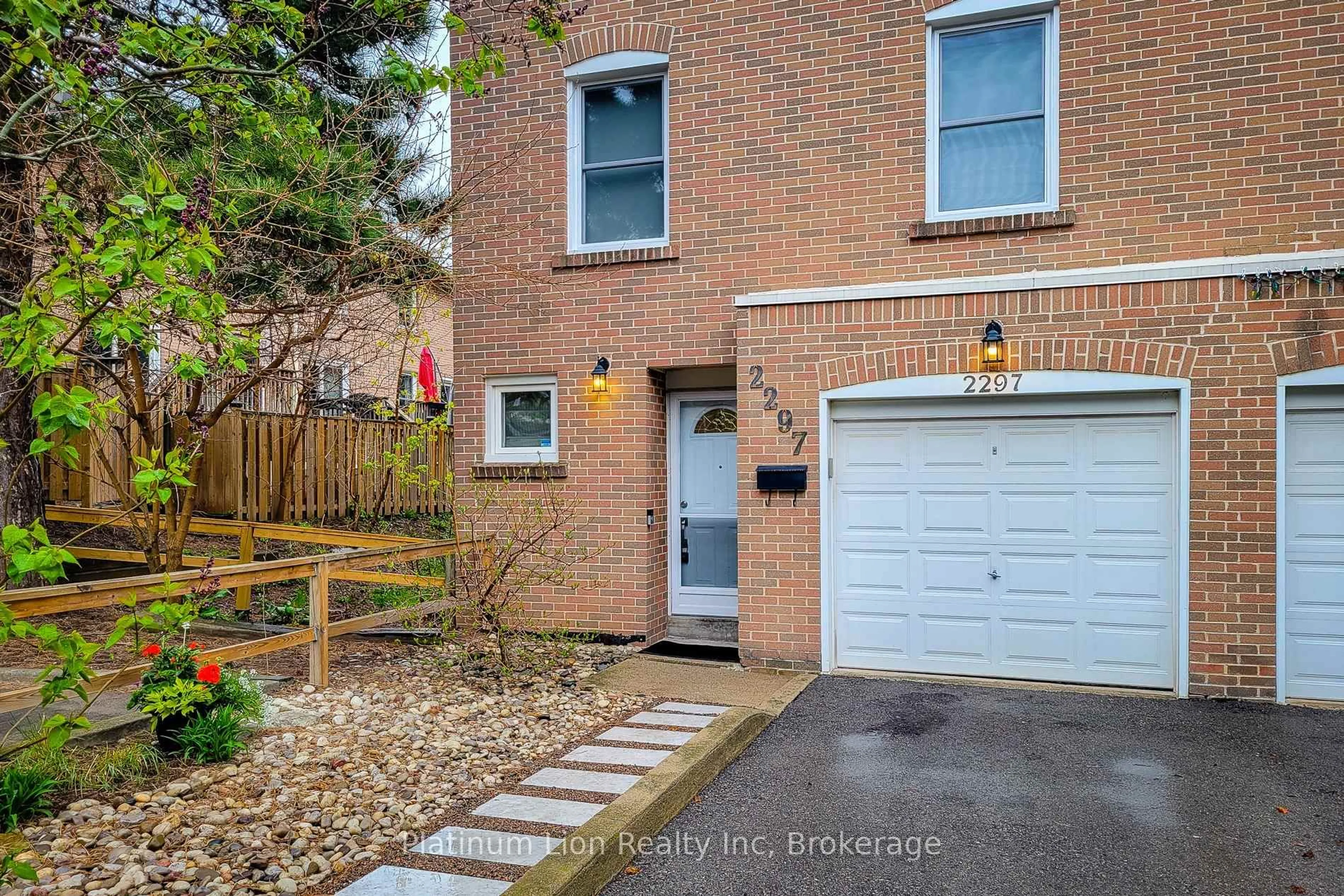 Home with brick exterior material, street for 2297 Mountain Grove Ave, Burlington Ontario L7P 2H8
