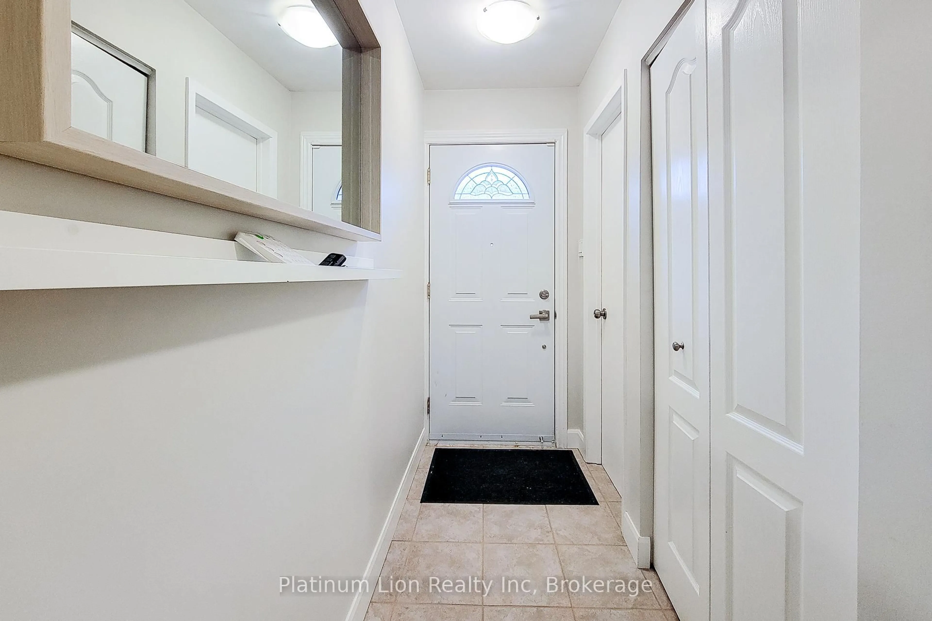 Indoor entryway for 2297 Mountain Grove Ave, Burlington Ontario L7P 2H8