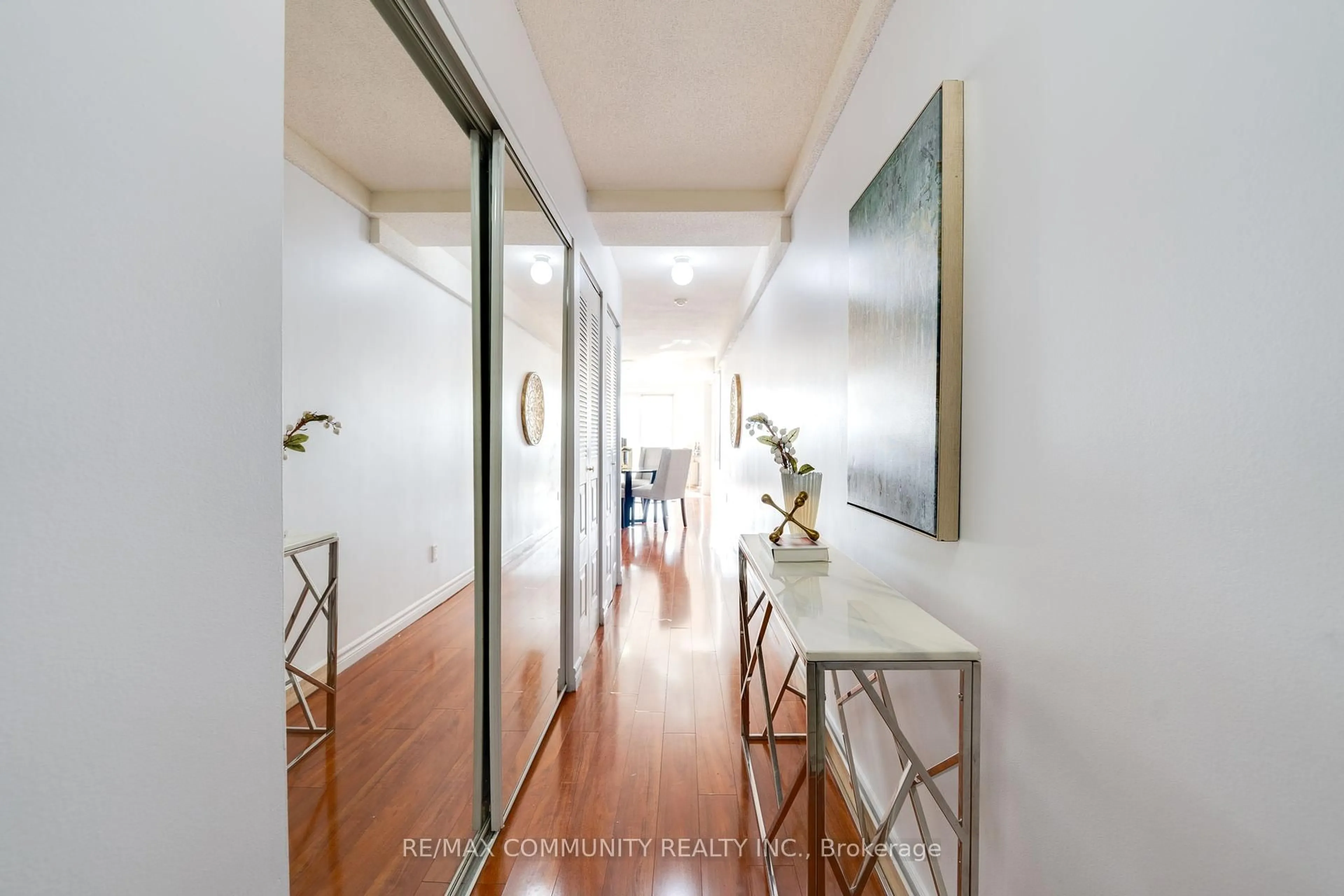 Indoor foyer for 7405 Goreway Dr #415, Mississauga Ontario L4T 0A3