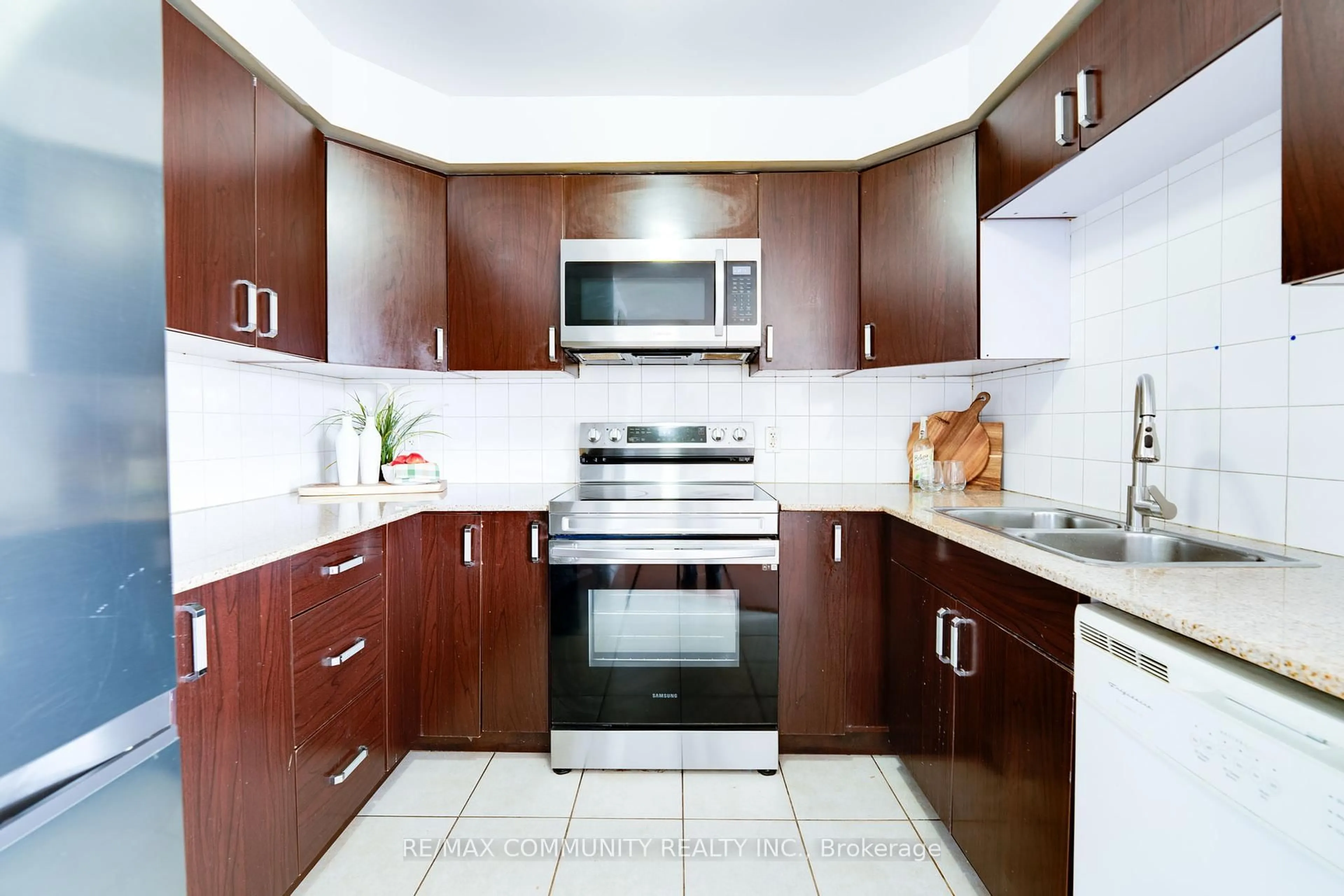 Standard kitchen, ceramic/tile floor for 7405 Goreway Dr #415, Mississauga Ontario L4T 0A3