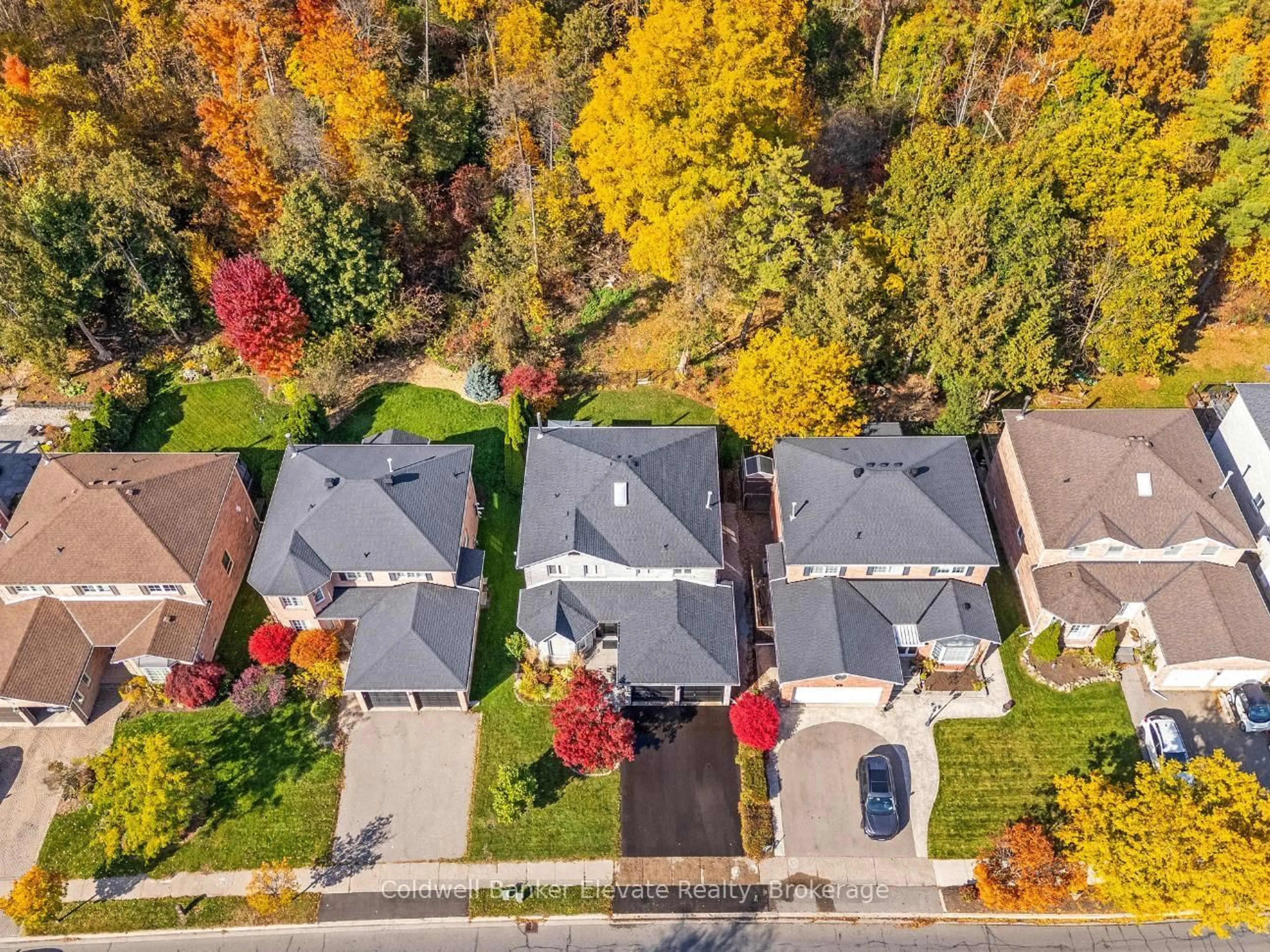 A pic from outside/outdoor area/front of a property/back of a property/a pic from drone, street for 33 Princess Anne Dr, Halton Hills Ontario L7G 5G4