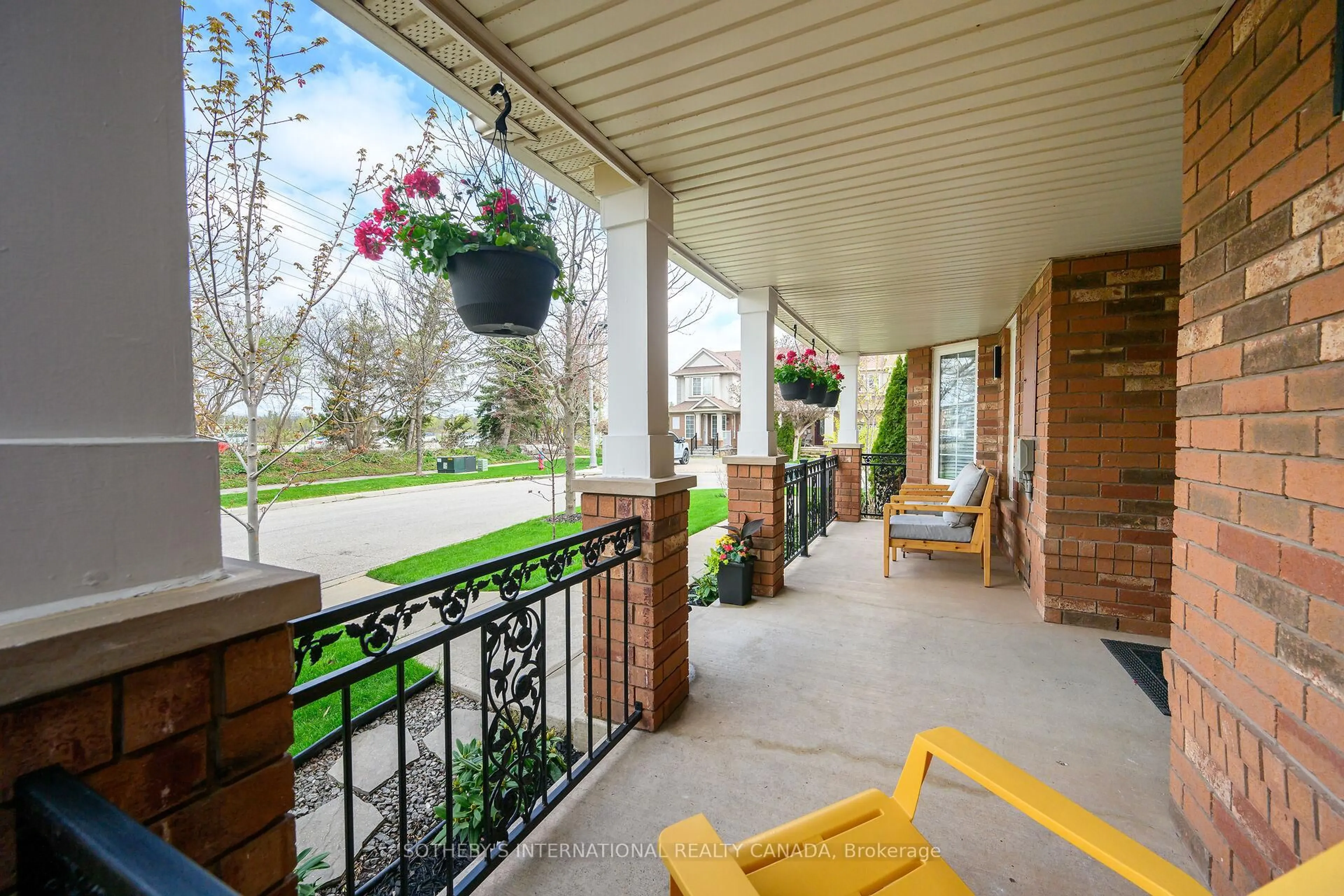 Patio, street for 2450 Wooden Hill Circ, Oakville Ontario L6M 4E3