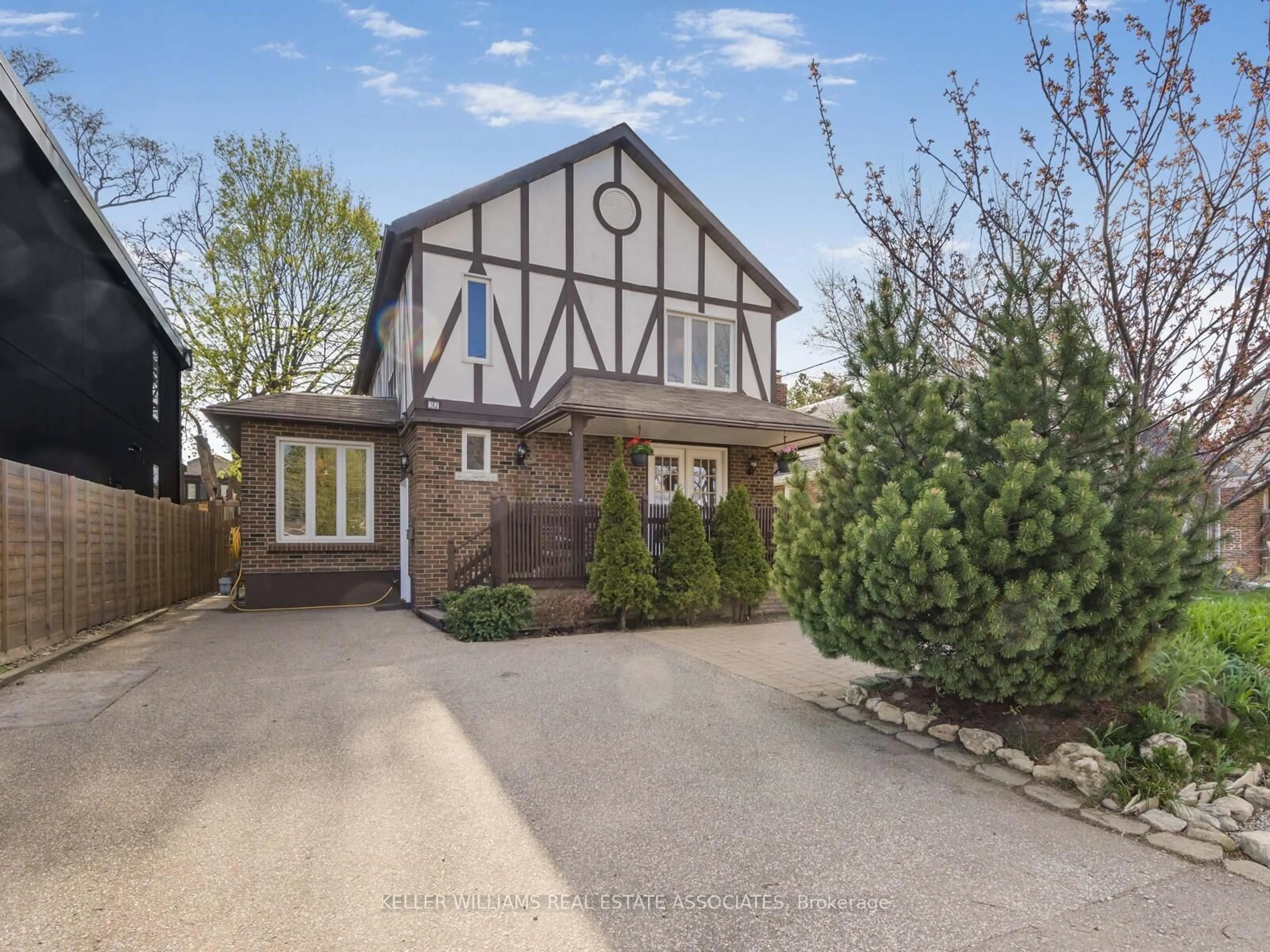 A pic from outside/outdoor area/front of a property/back of a property/a pic from drone, street for 32 Brookhaven Dr, Toronto Ontario M6M 4N7