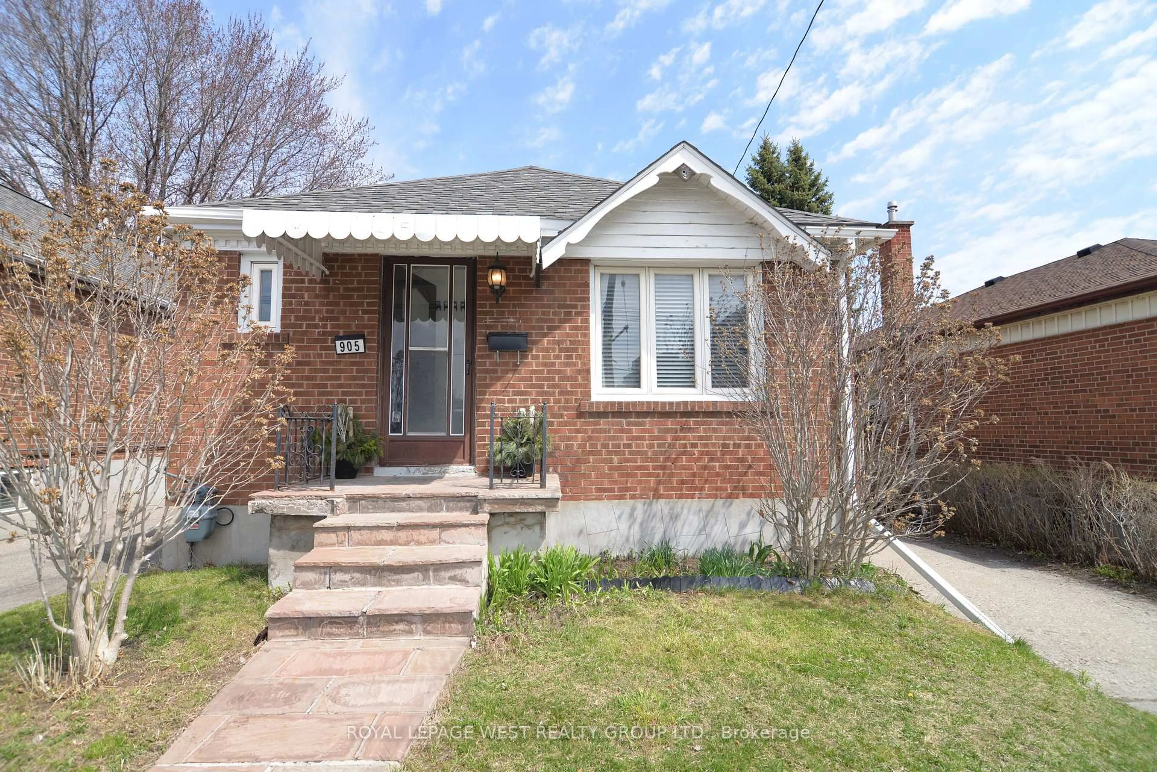 Home with brick exterior material, street for 905 Islington Ave, Toronto Ontario M8Z 4P1