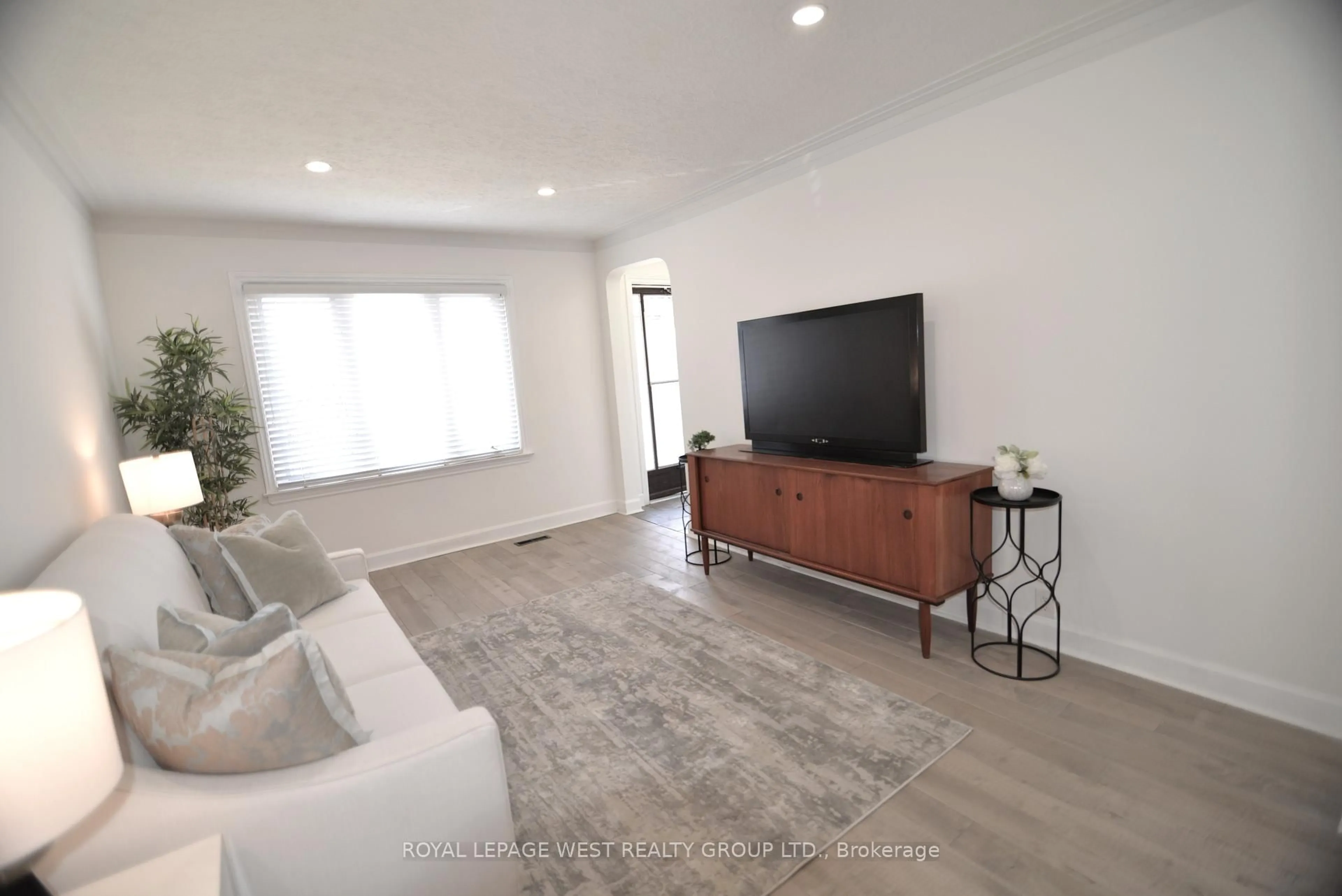 Living room with furniture, unknown for 905 Islington Ave, Toronto Ontario M8Z 4P1
