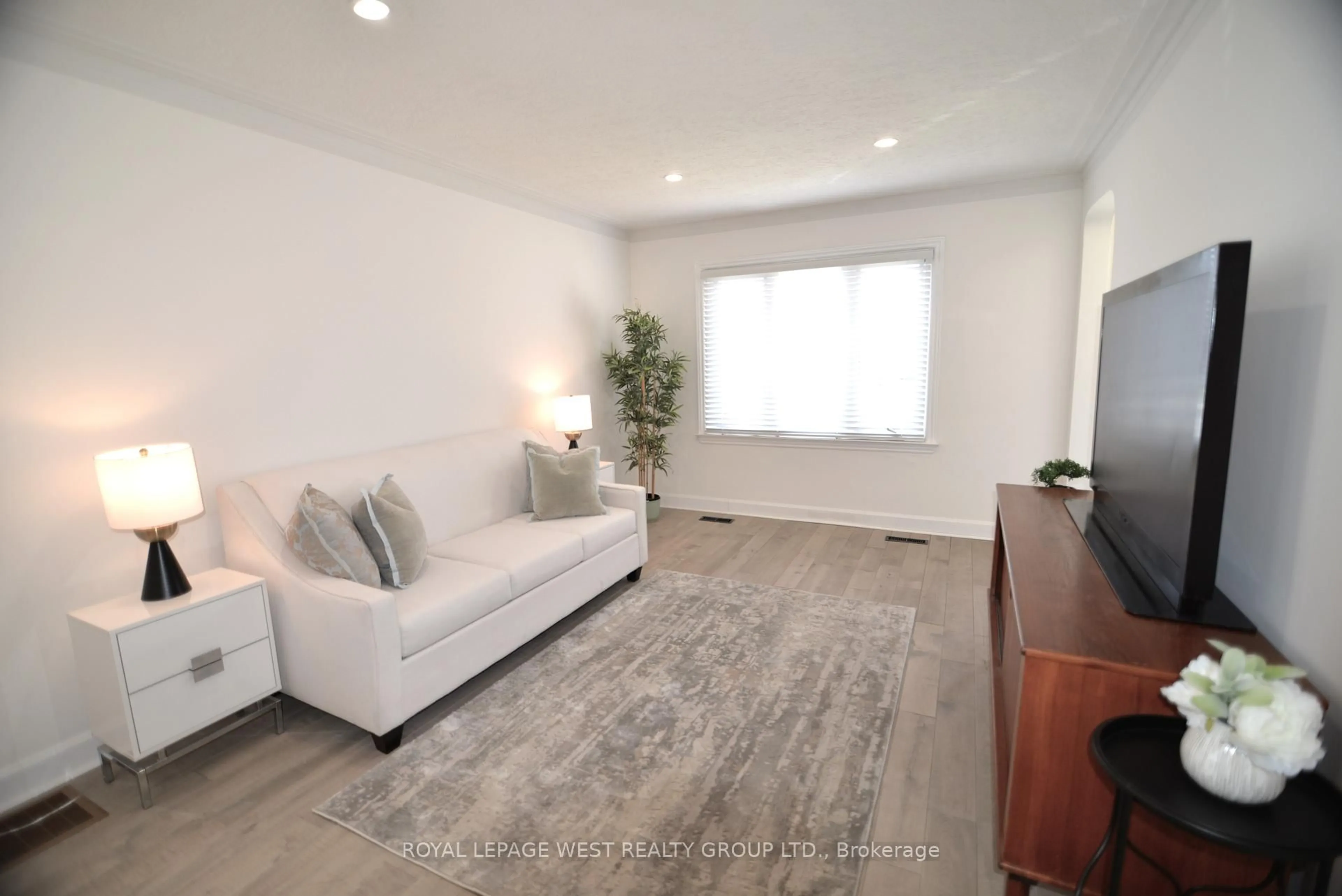 Living room with furniture, unknown for 905 Islington Ave, Toronto Ontario M8Z 4P1